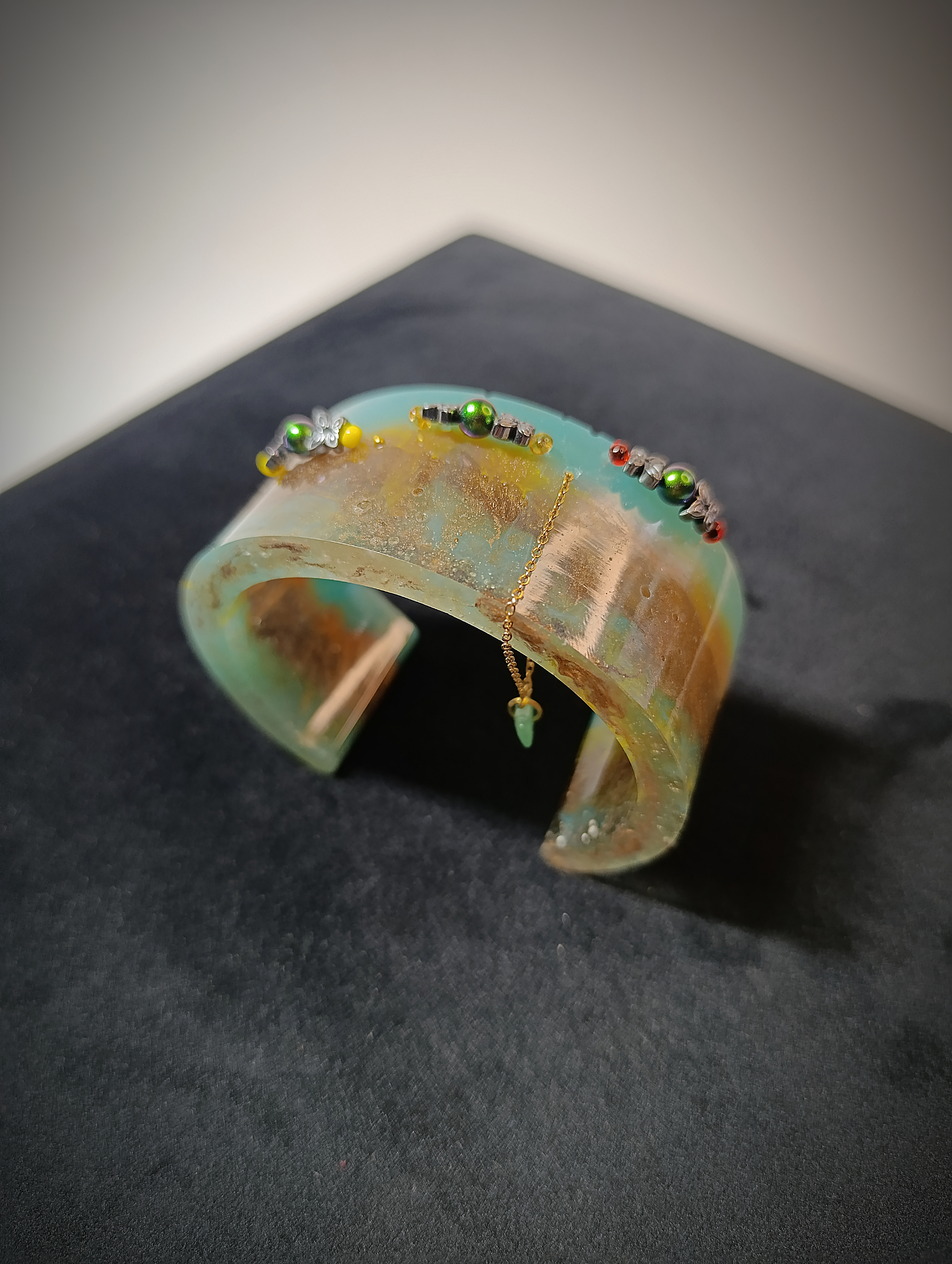 Modernus rankų darbo papuošalų rinkinys