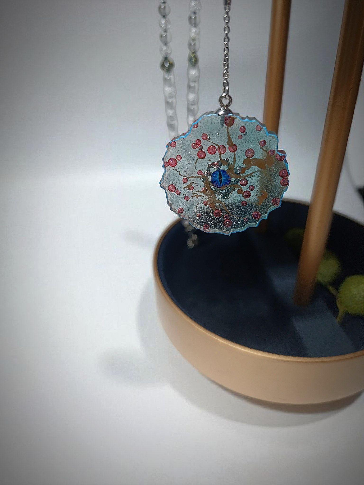 Rankų darbo kaklo papuošalas su akmeniniais karoliukais