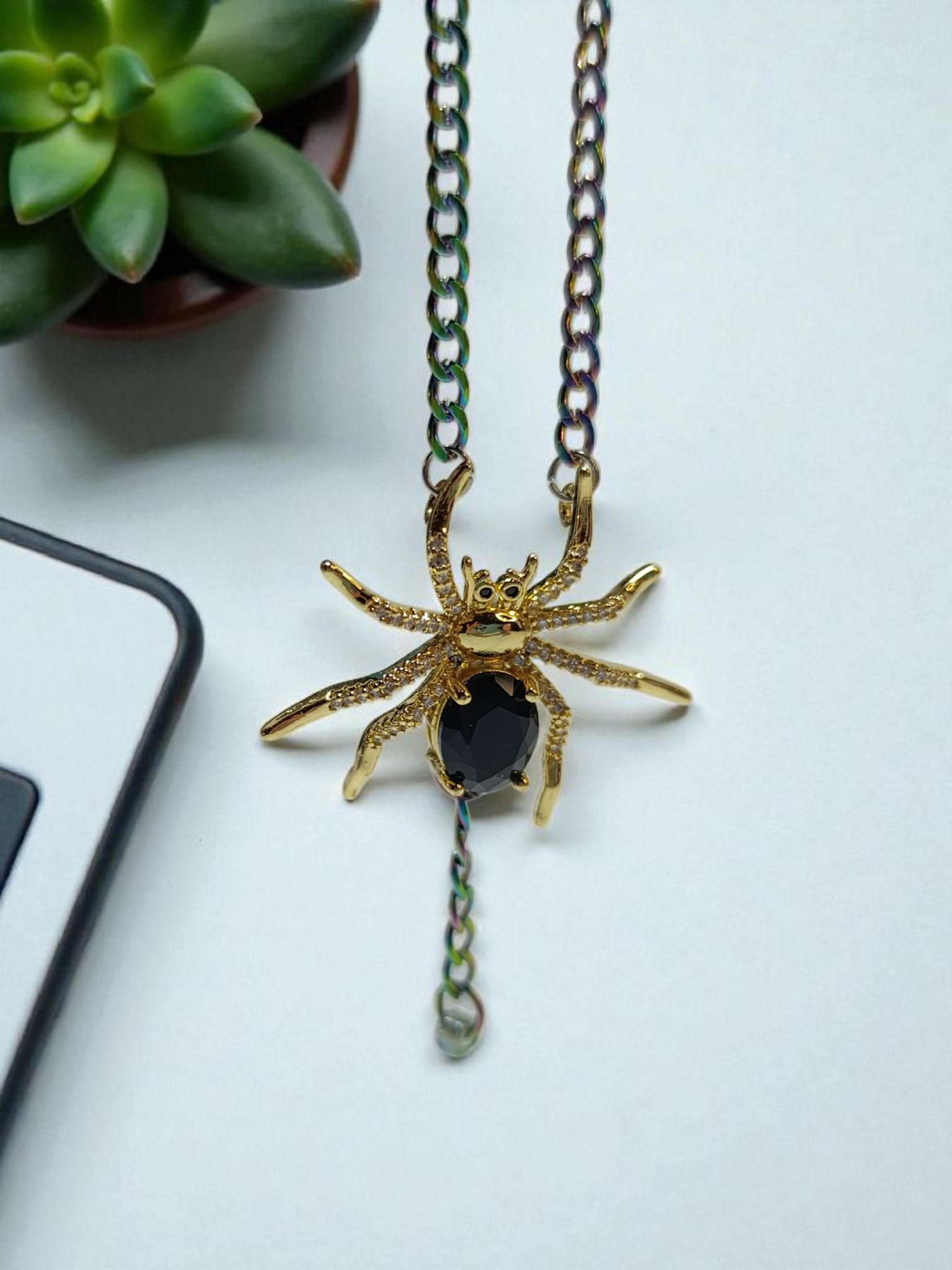 Auksinės spalvos voro formos pakabukas su grandinėle