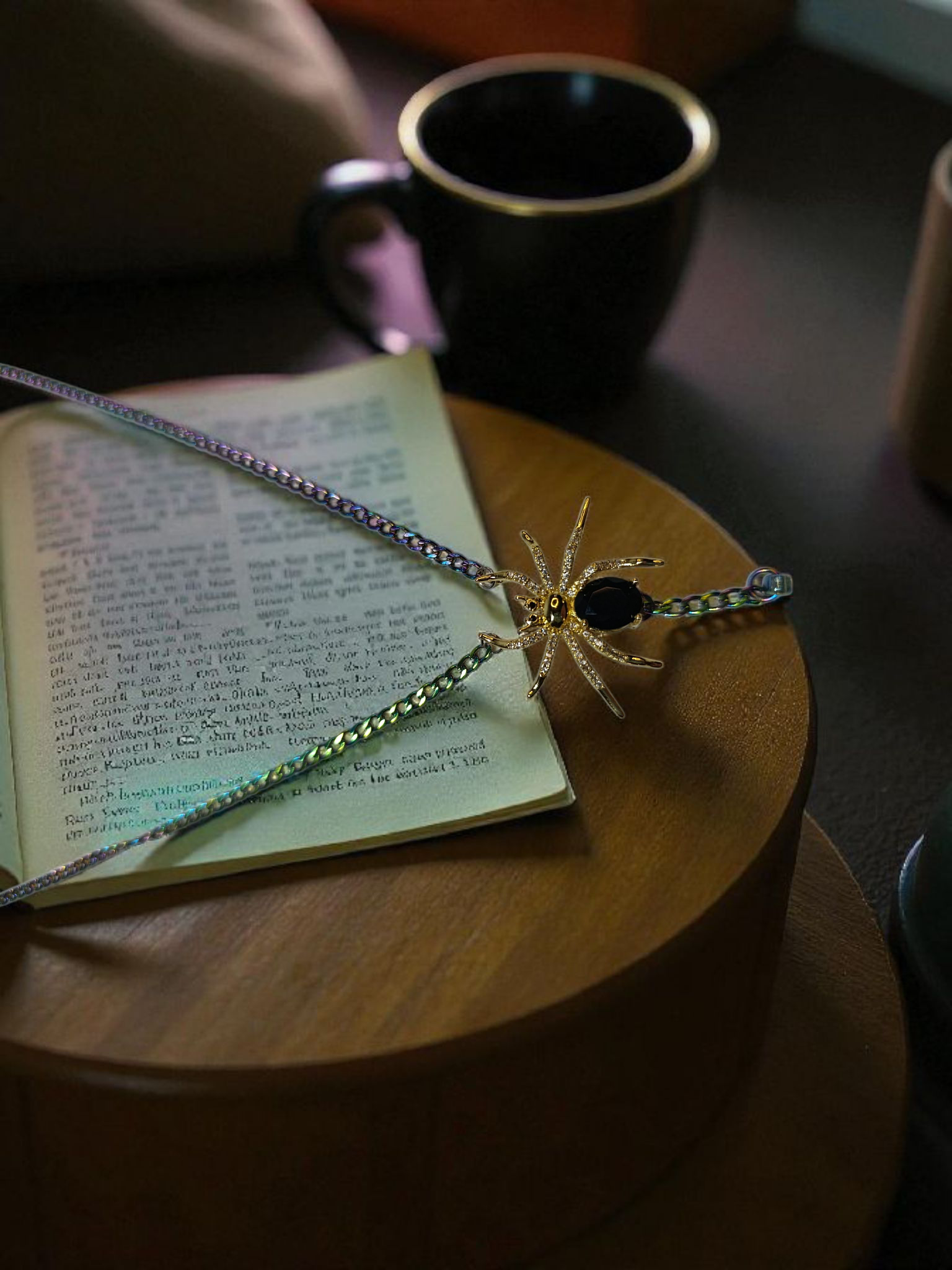 Auksinės spalvos voro formos pakabukas su grandinėle