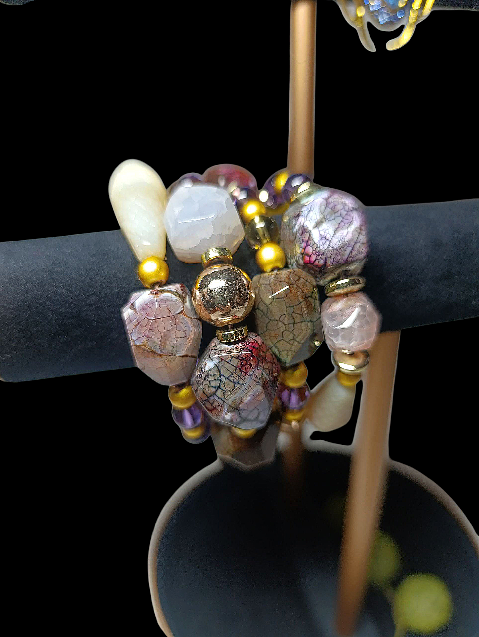 Rankų darbo natūralių akmenų apyrankė