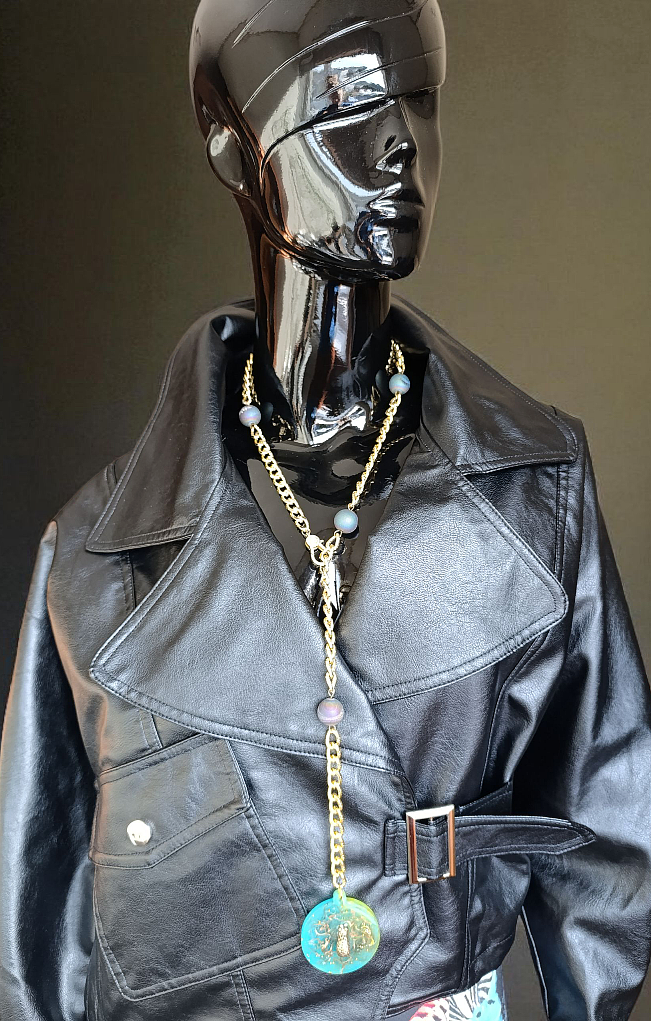 Modernus rankų darbo papuošalų rinkinys