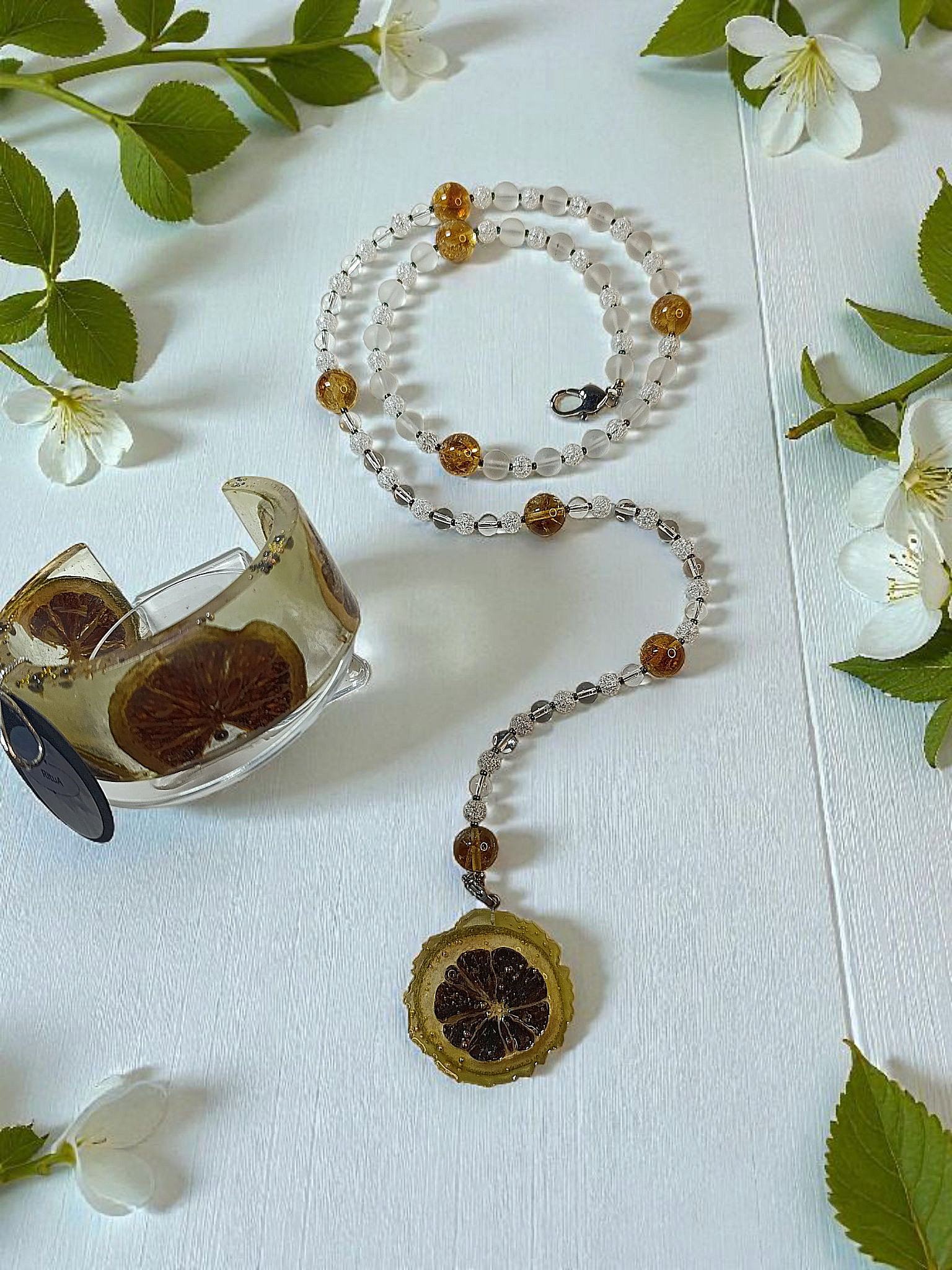 Papuošalų rinkinys su džiovintom citrinom