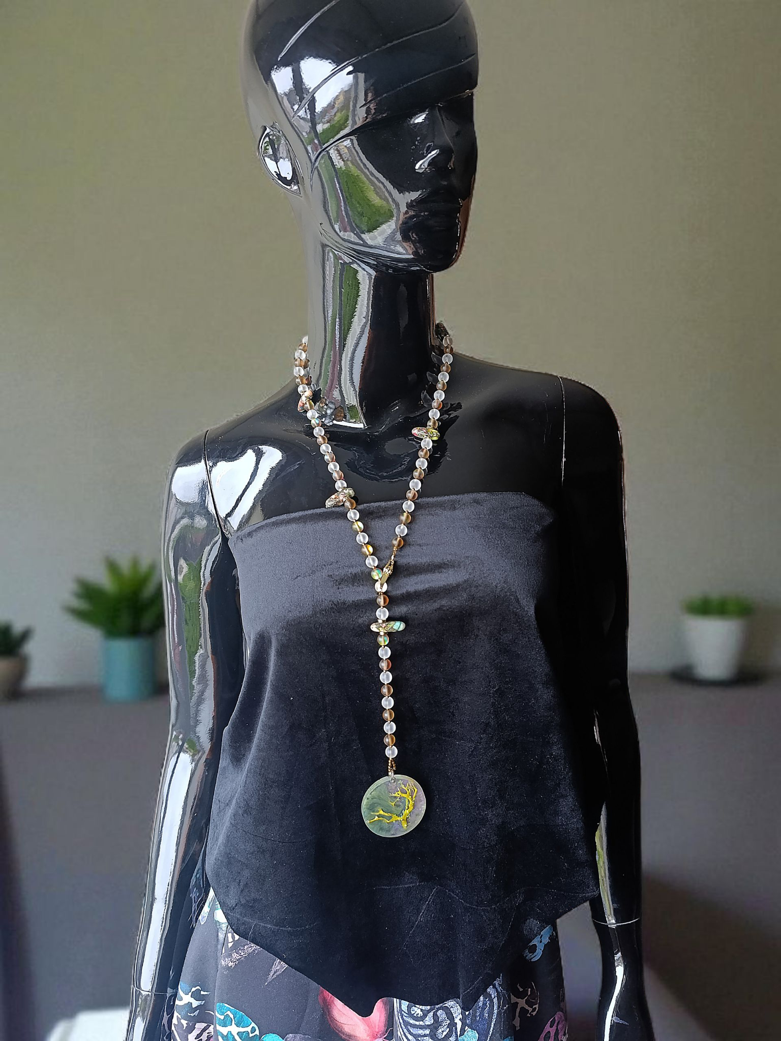 Ilgas akmenų vėrinys su dervos pakabučiu