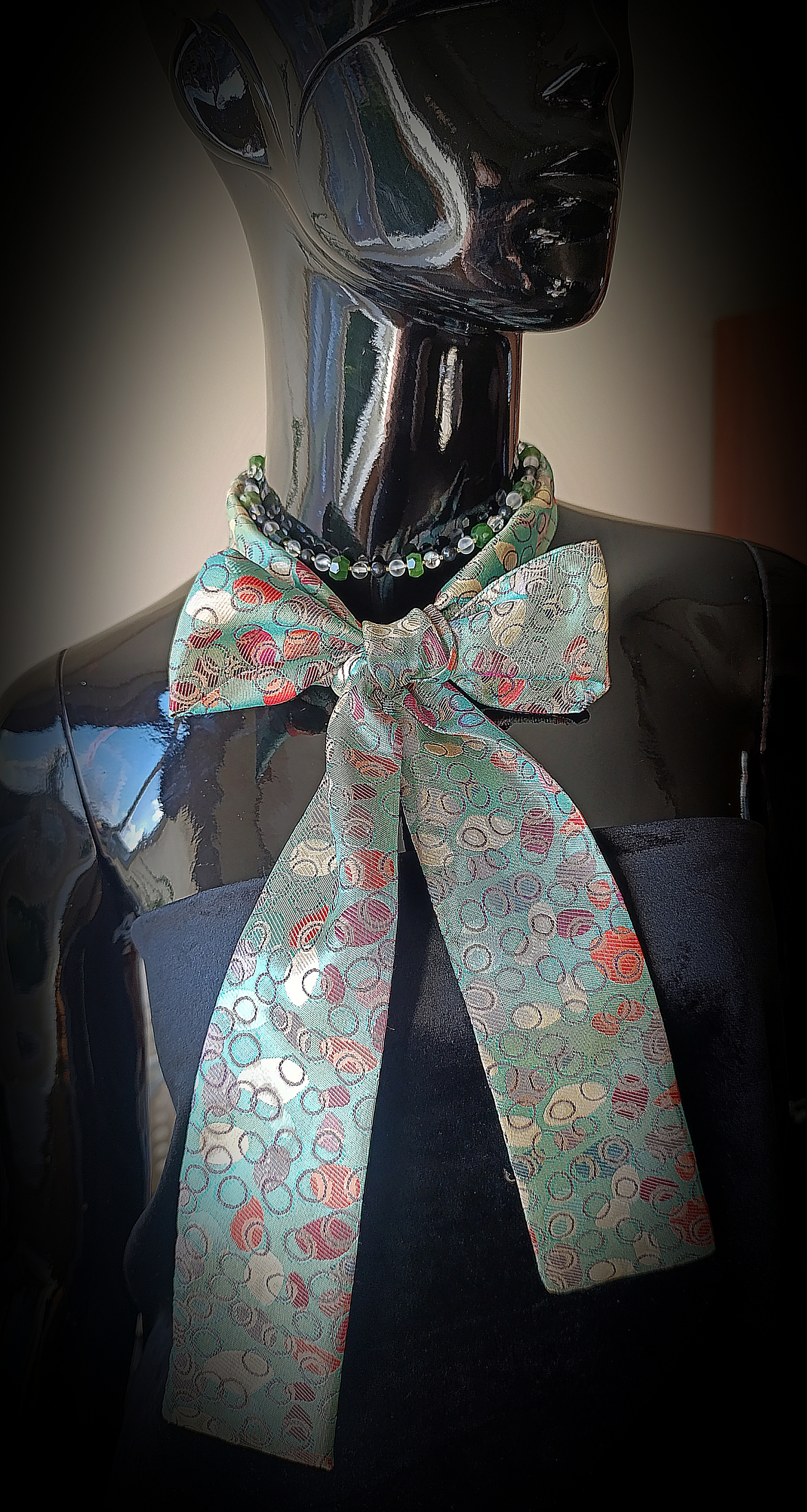 Rankų darbo vėrinys su šilko kaspinu