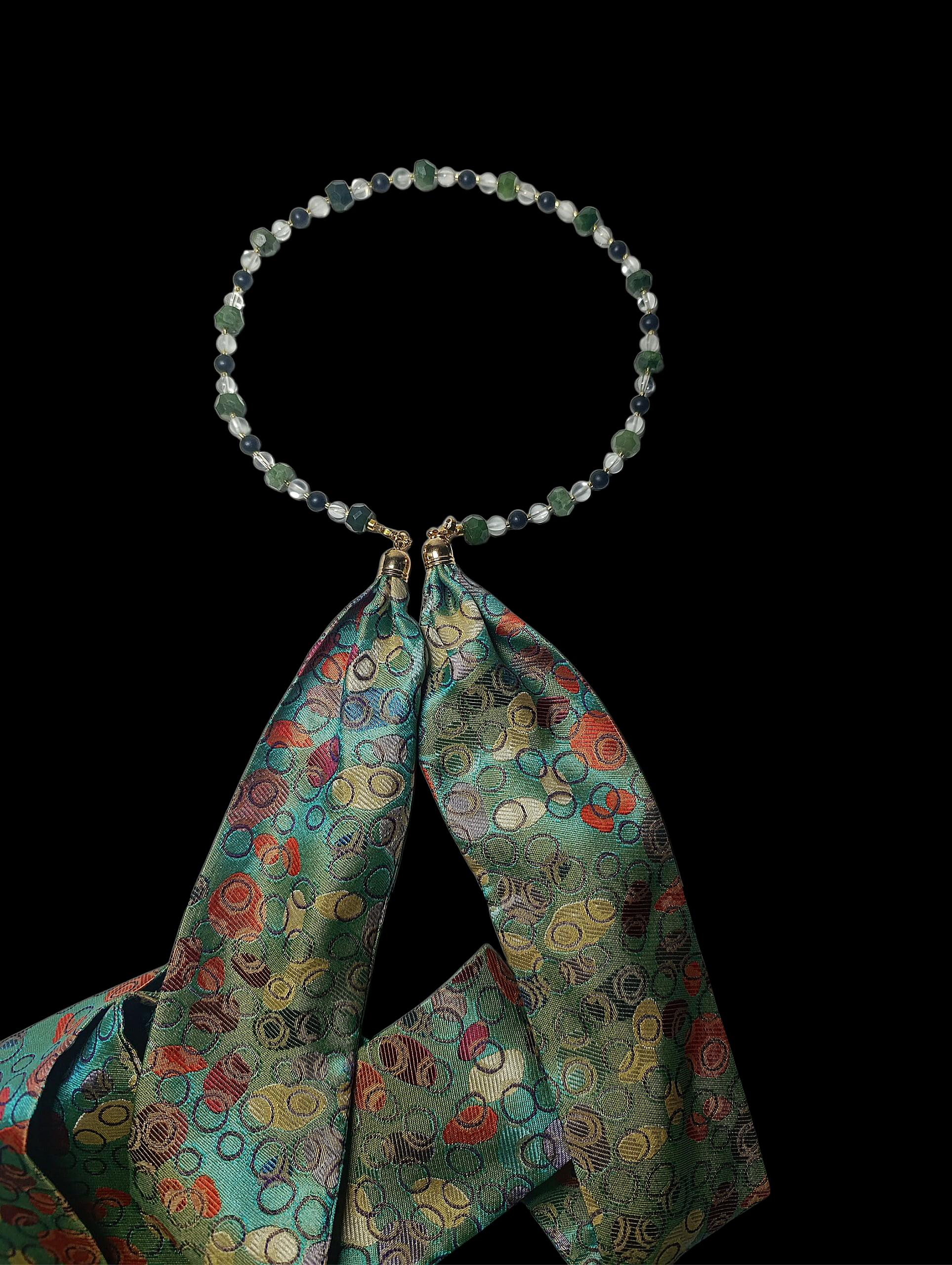 Rankų darbo vėrinys su šilko kaspinu