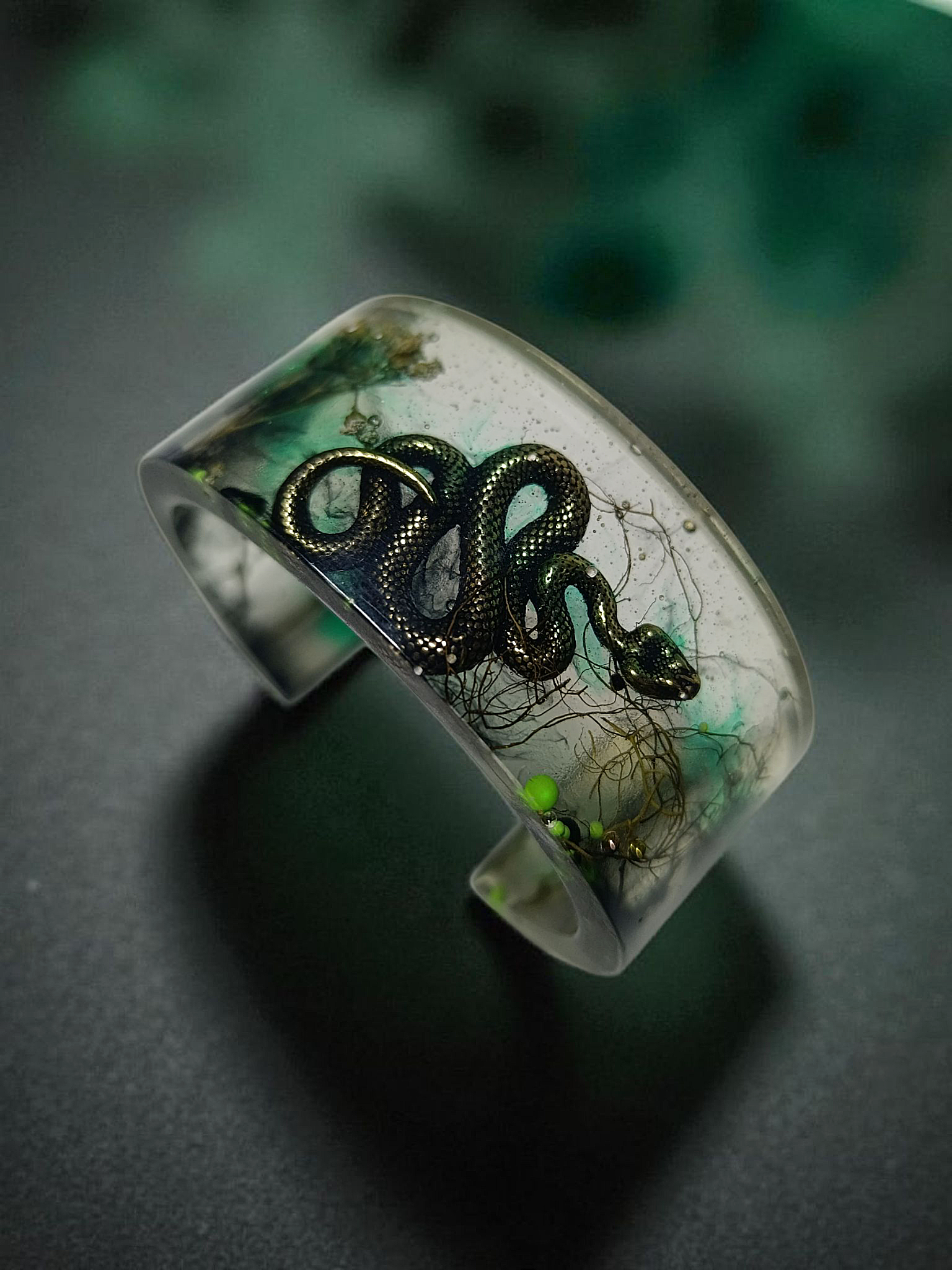 Epoksinė apyrankė su gyvatės motyvu