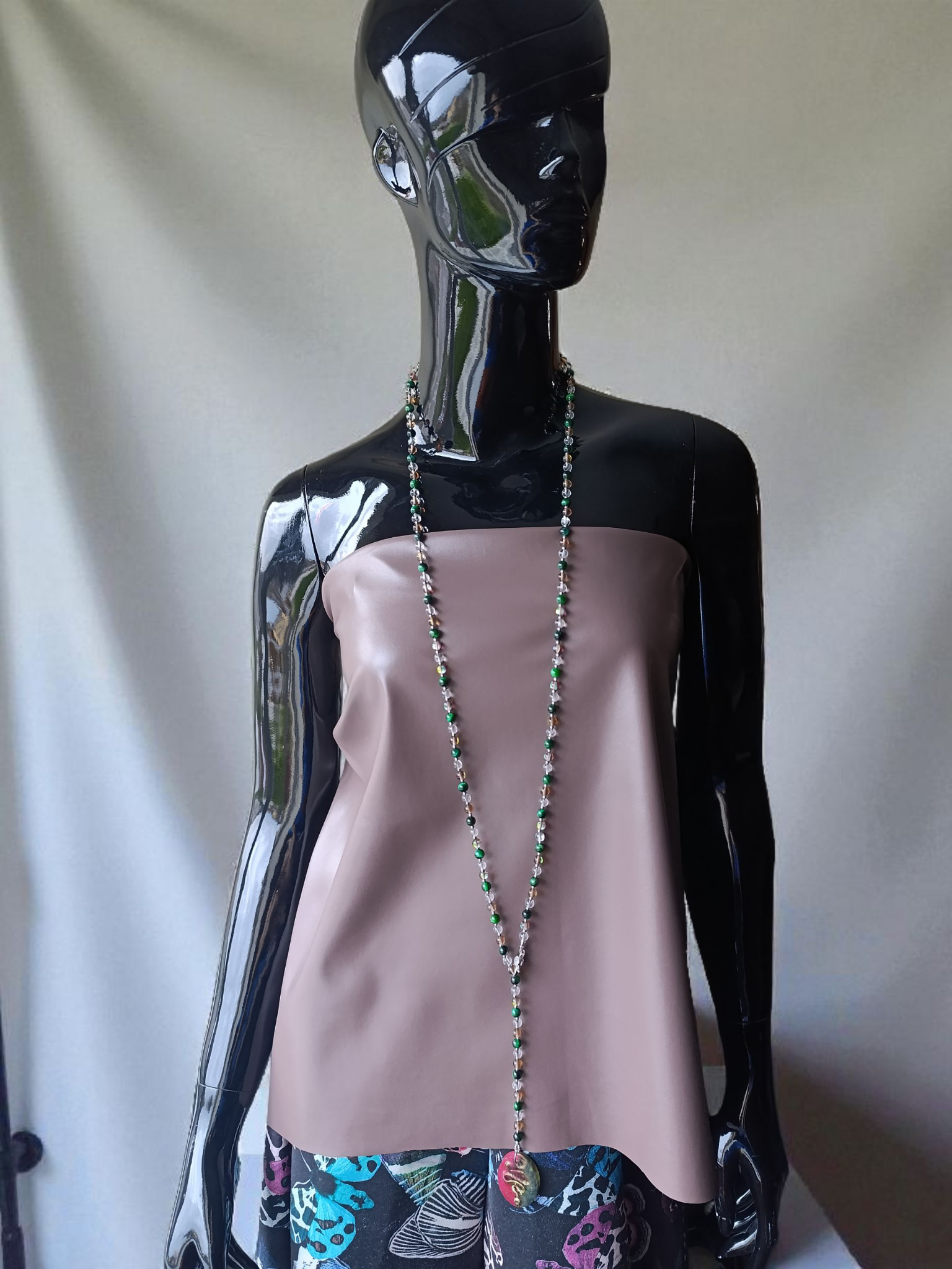 Rankų darbo papuošalas su gyvatėle