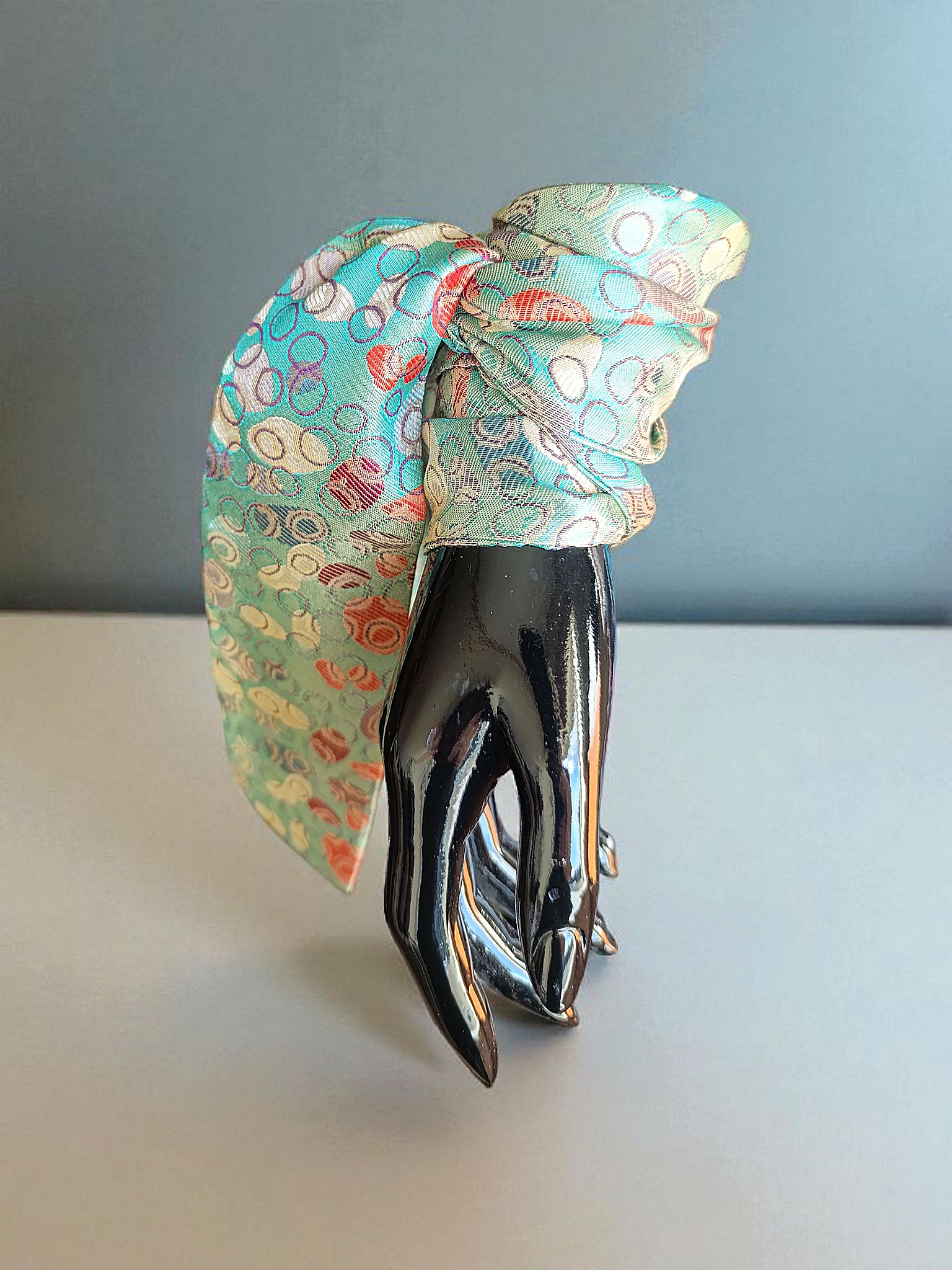 Rankų darbo vėrinys su šilko kaspinu