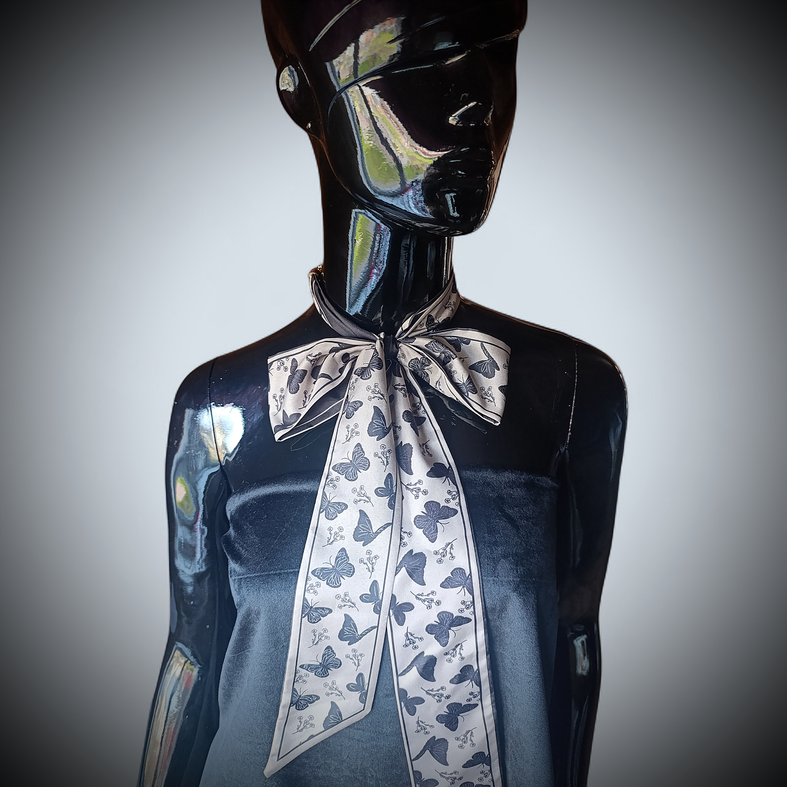 rankų darbo papuošalas su satino kaspinu