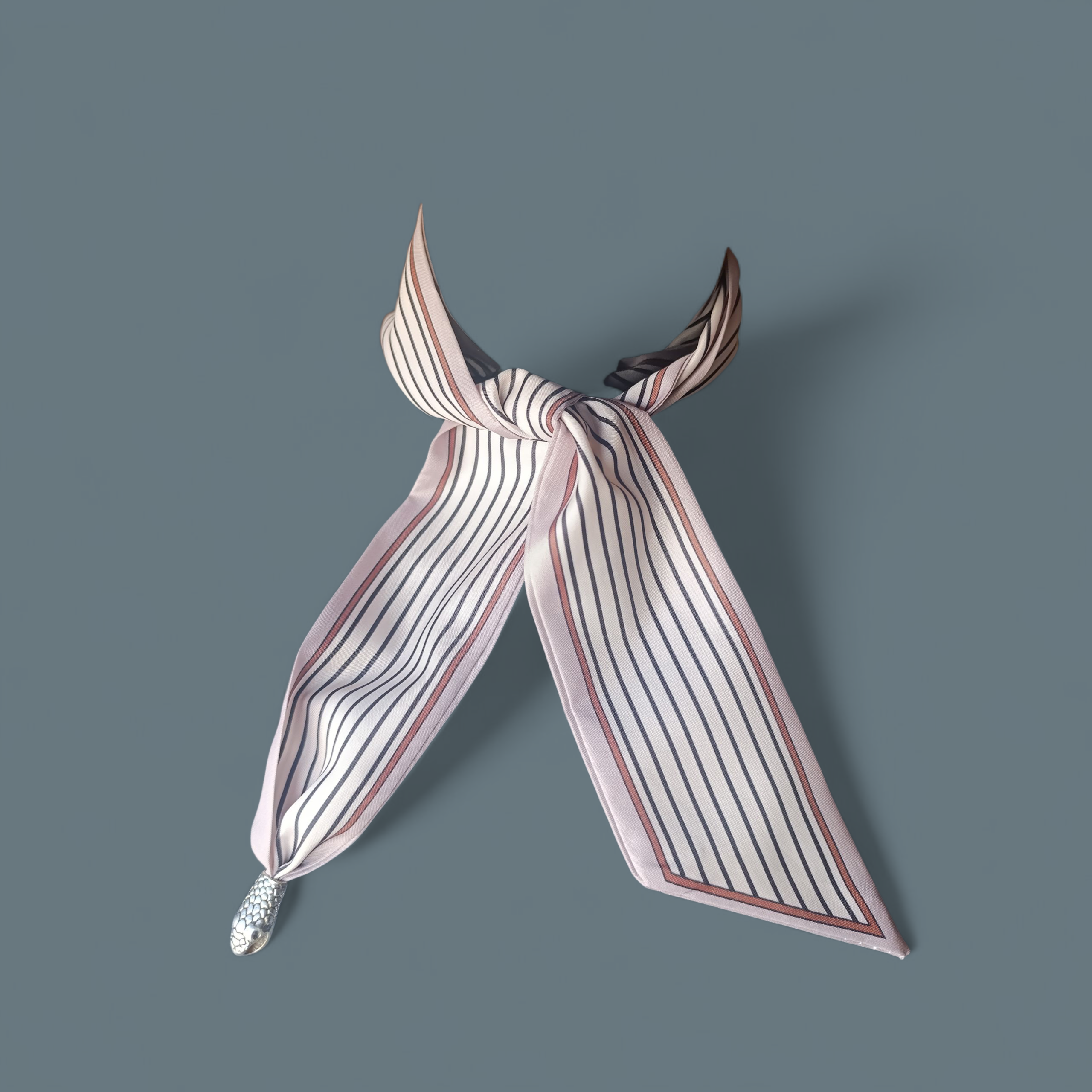 Dryžuotas satininis aksesuaras