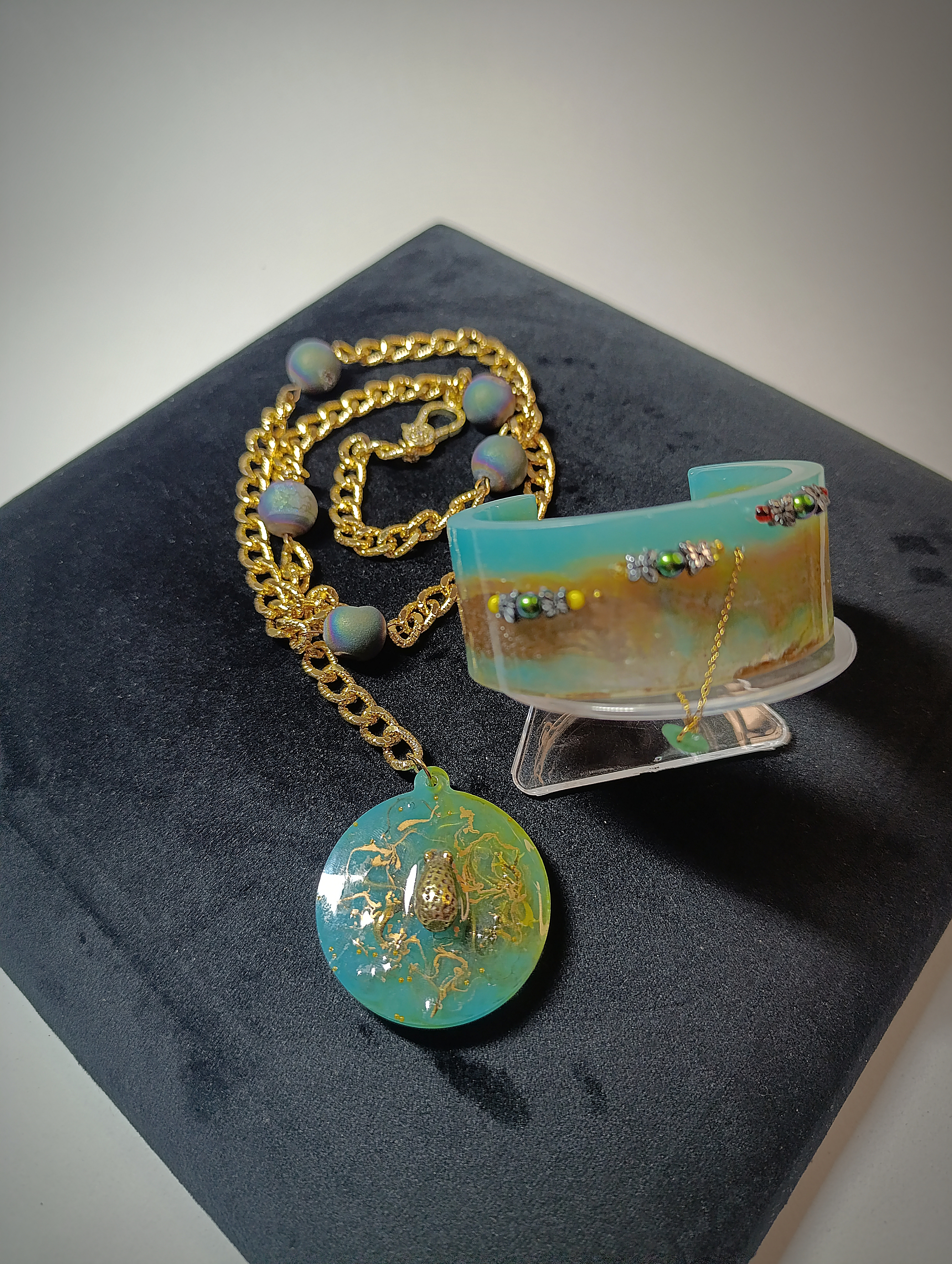 Modernus rankų darbo papuošalų rinkinys