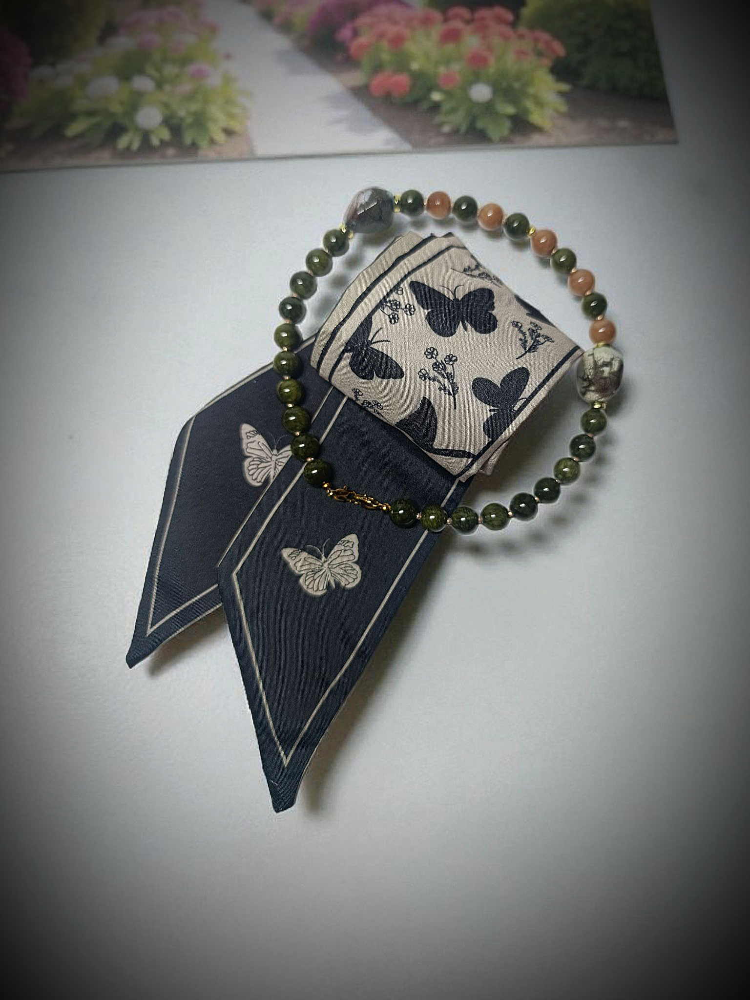 rankų darbo papuošalas su satino kaspinu