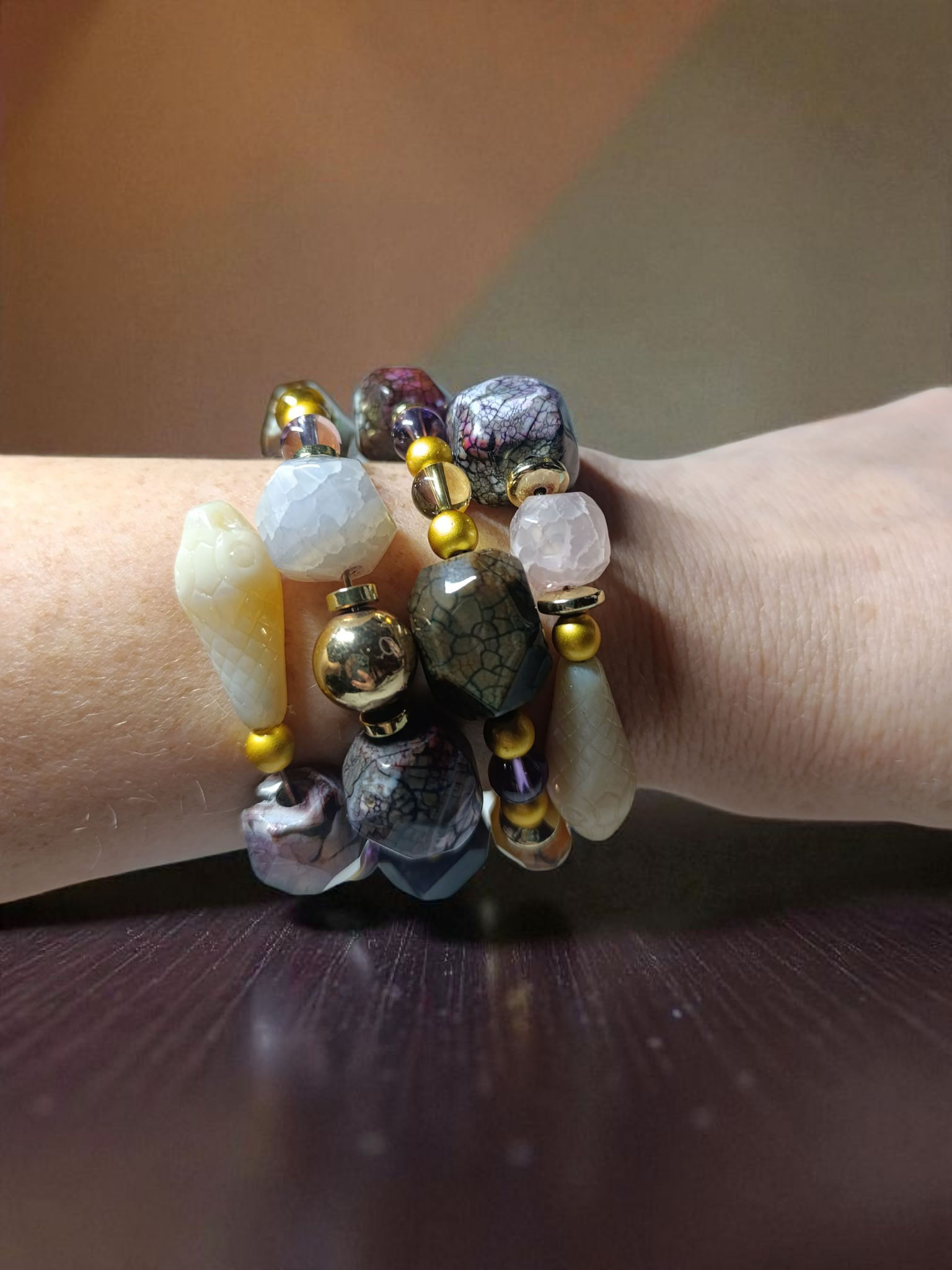 Rankų darbo natūralių akmenų apyrankė