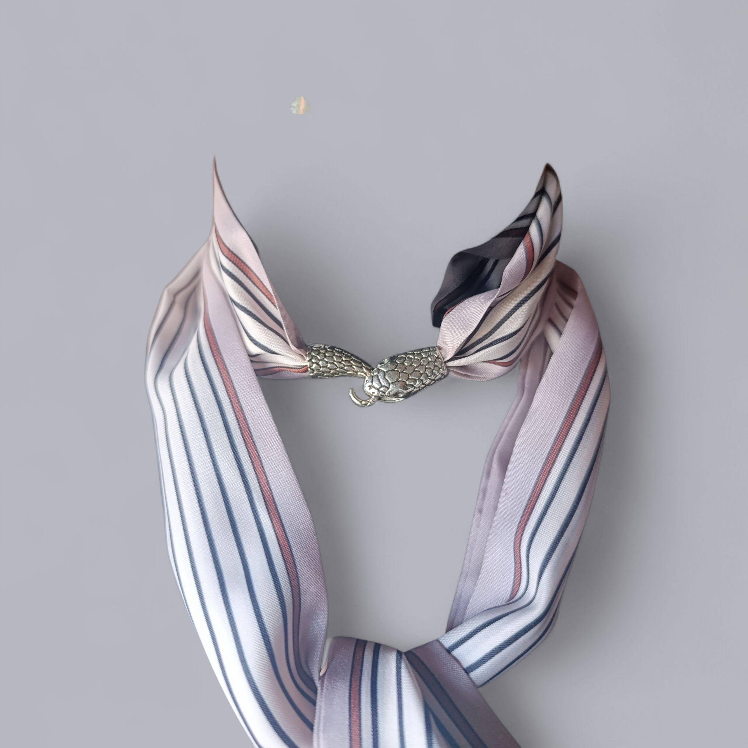 Dryžuotas satininis aksesuaras