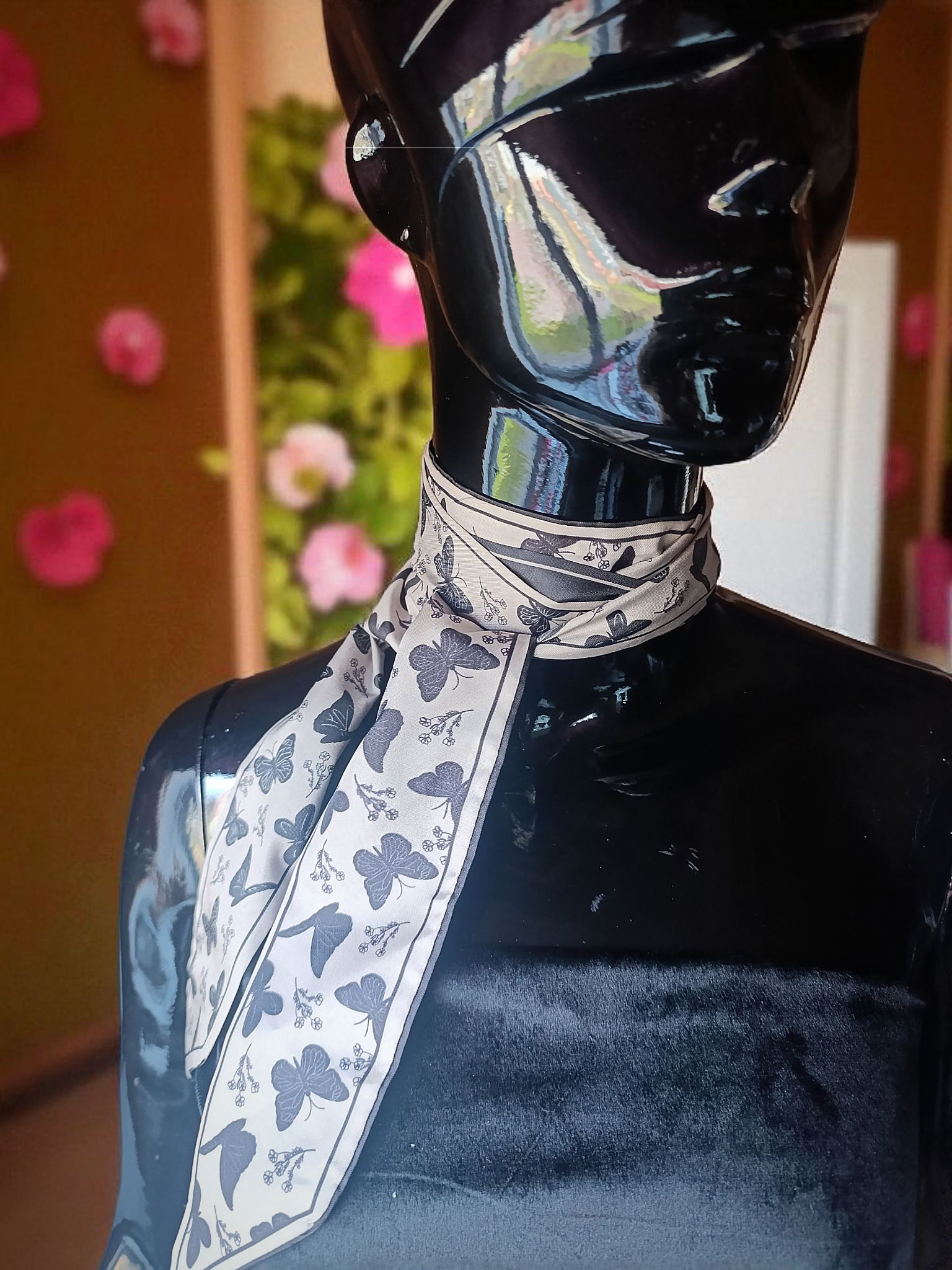 rankų darbo papuošalas su satino kaspinu