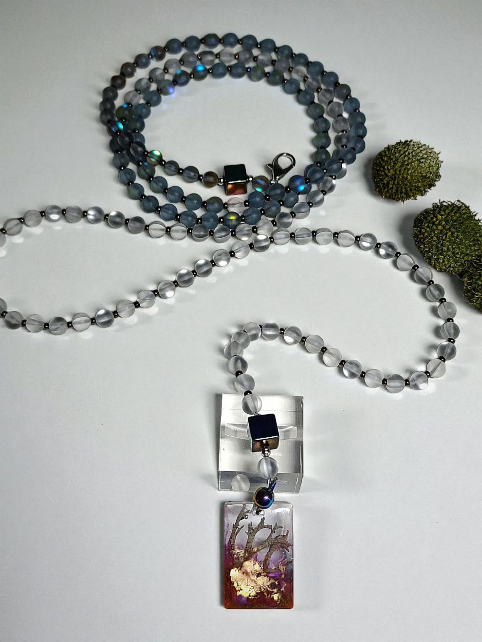 Rankų darbo kaklo papuošalas su pakabuku