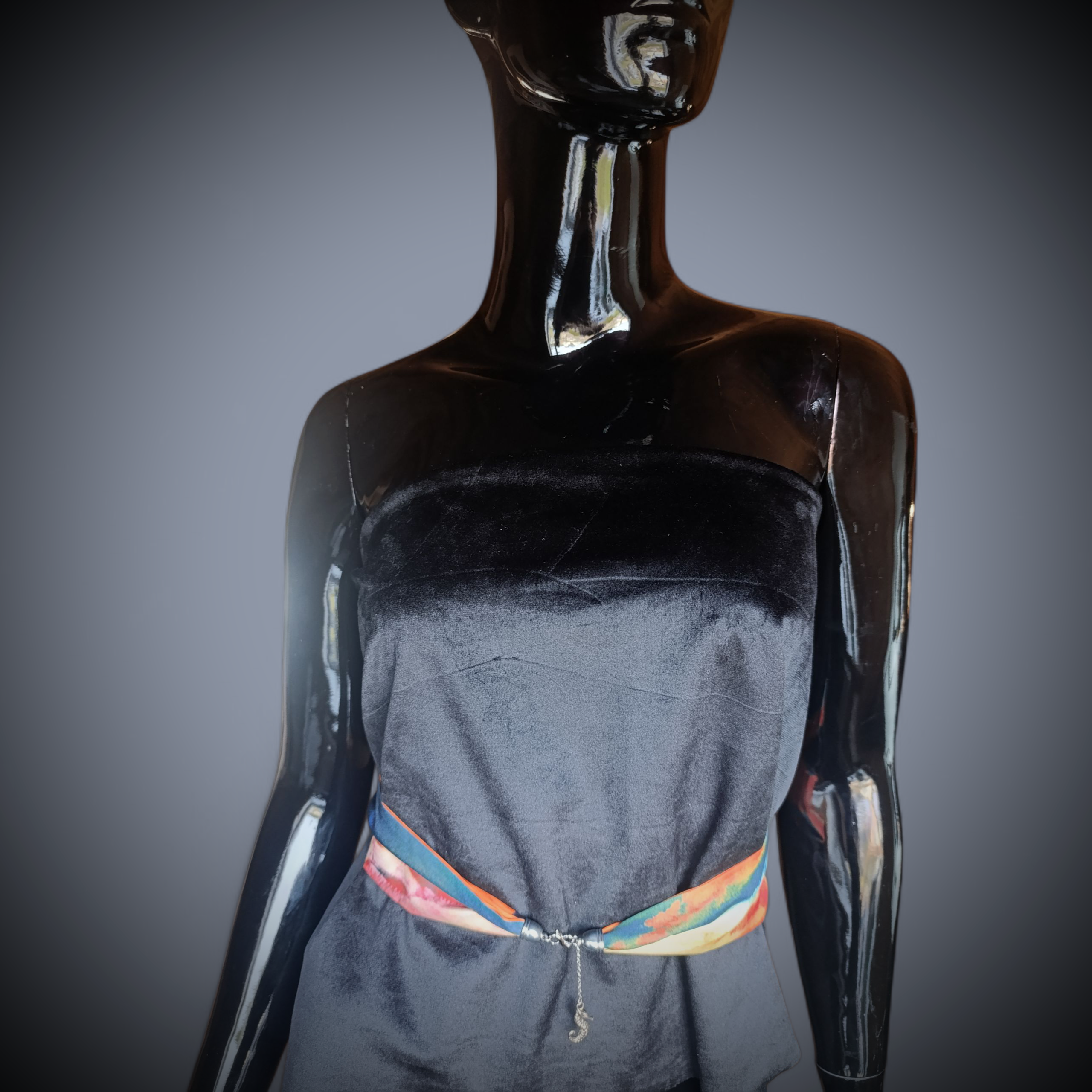 Rankų darbo papuošalas su satino kaspinu