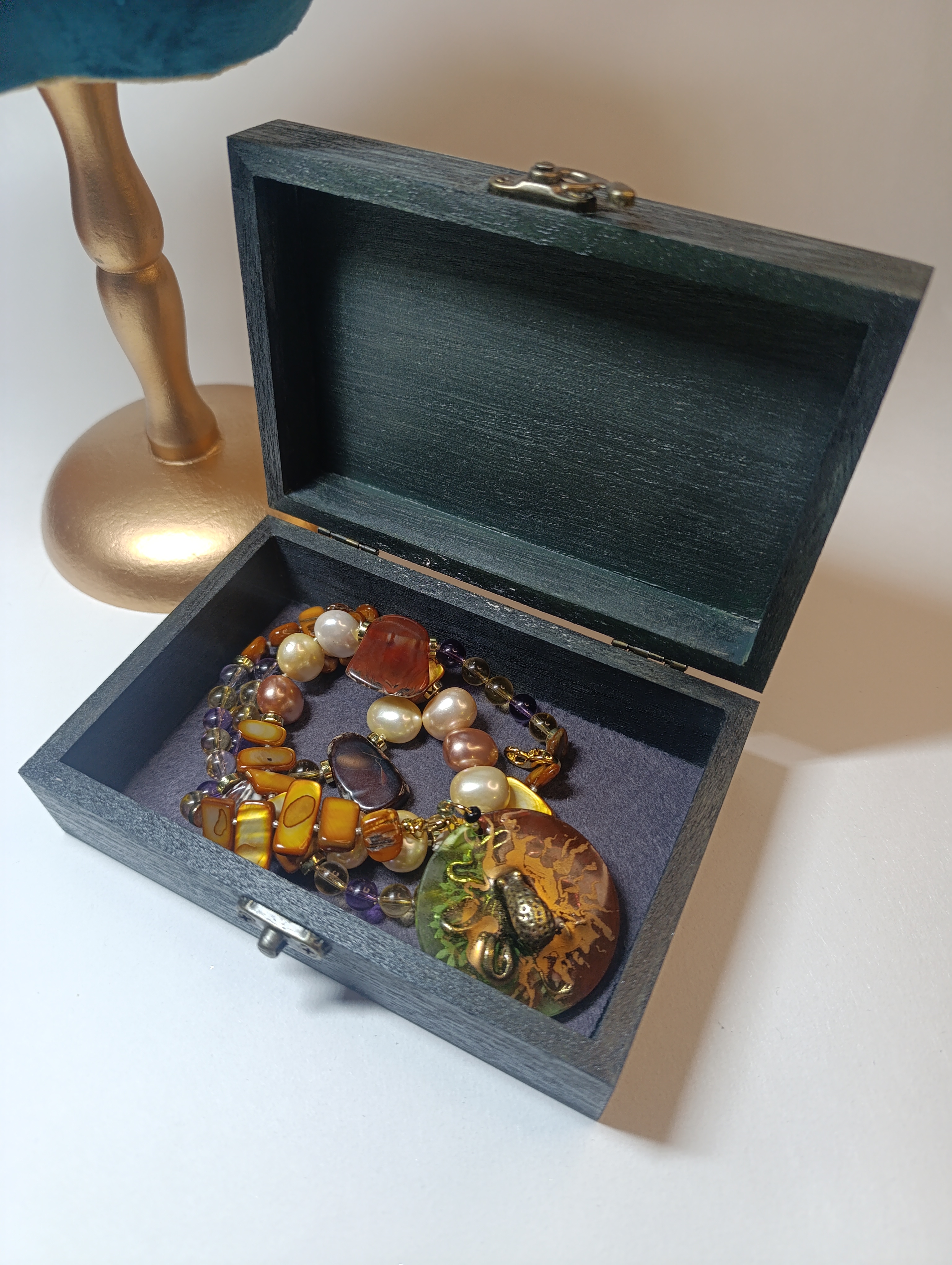 Rankų darbo karoliai su pakabuku