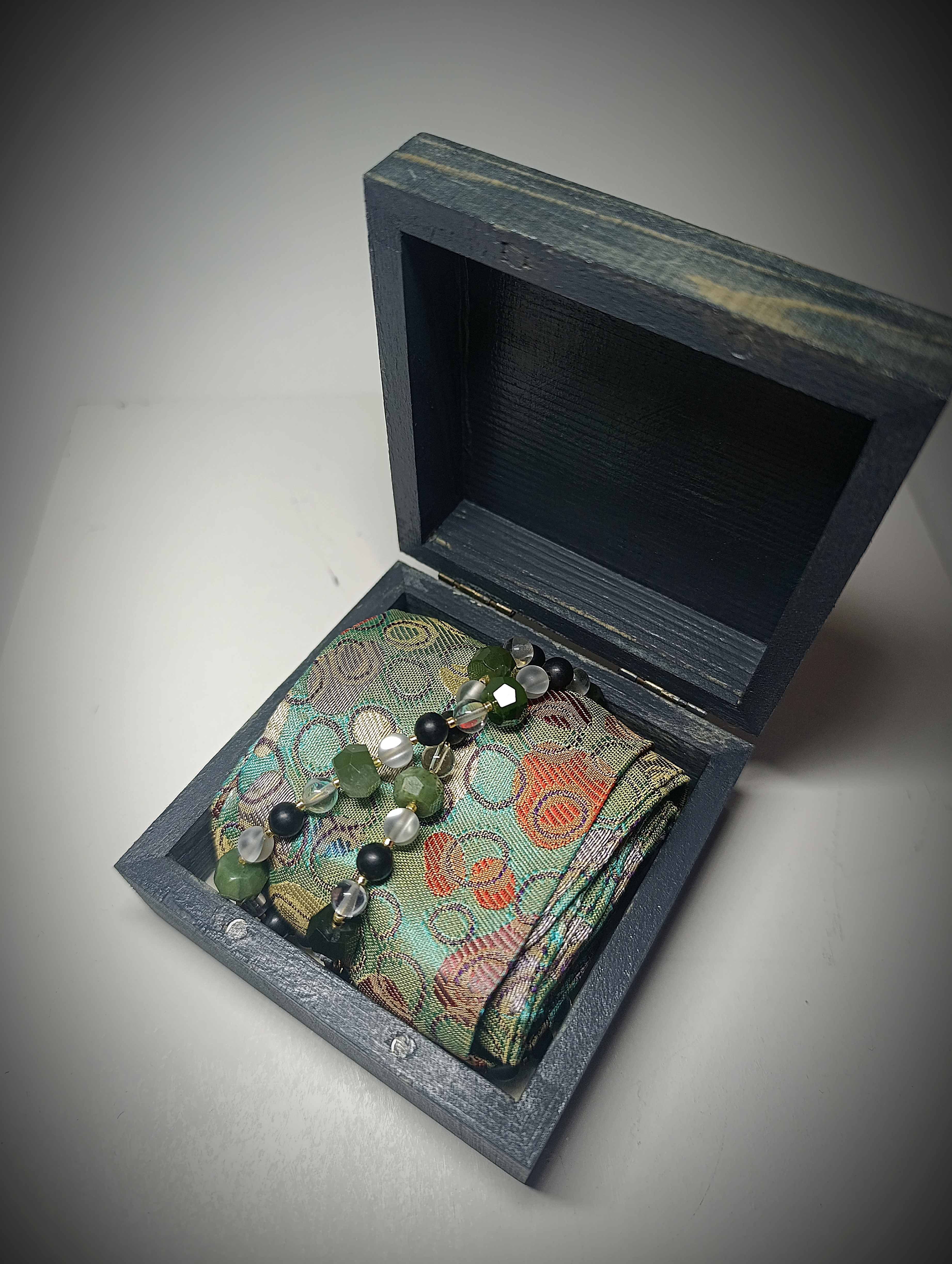 Rankų darbo vėrinys su šilko kaspinu