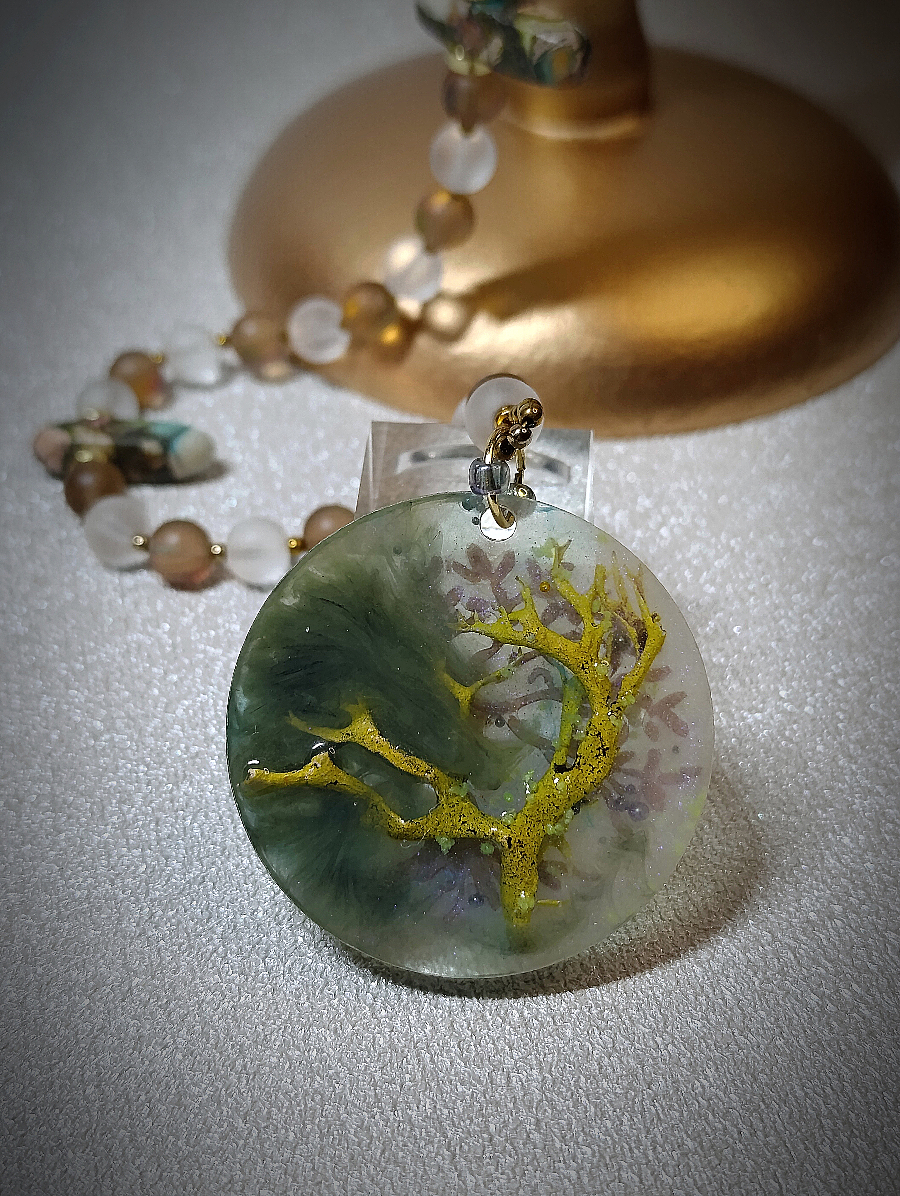 Ilgas akmenų vėrinys su dervos pakabučiu