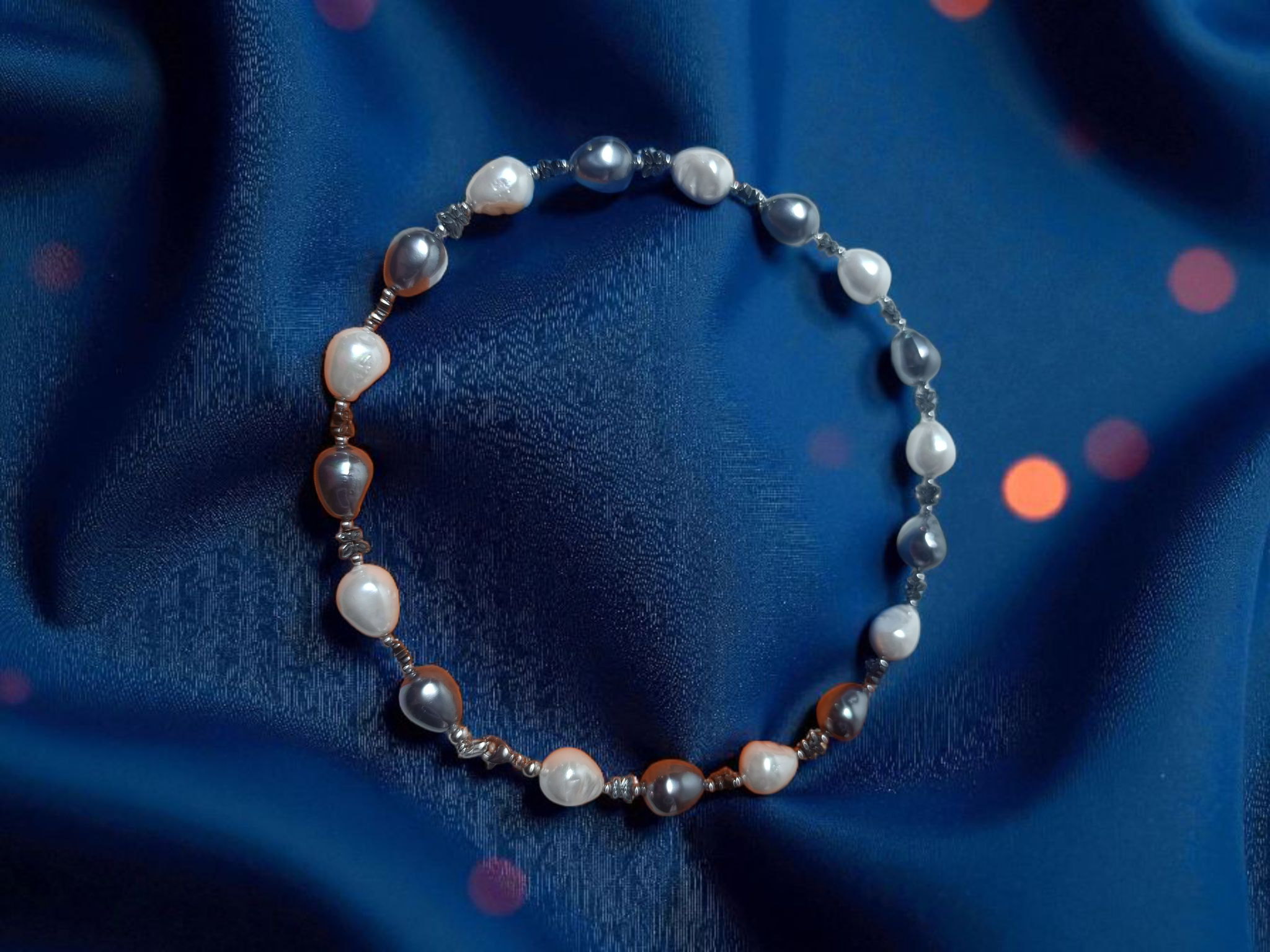 Rankų darbo papuošalas su satino kaspinu