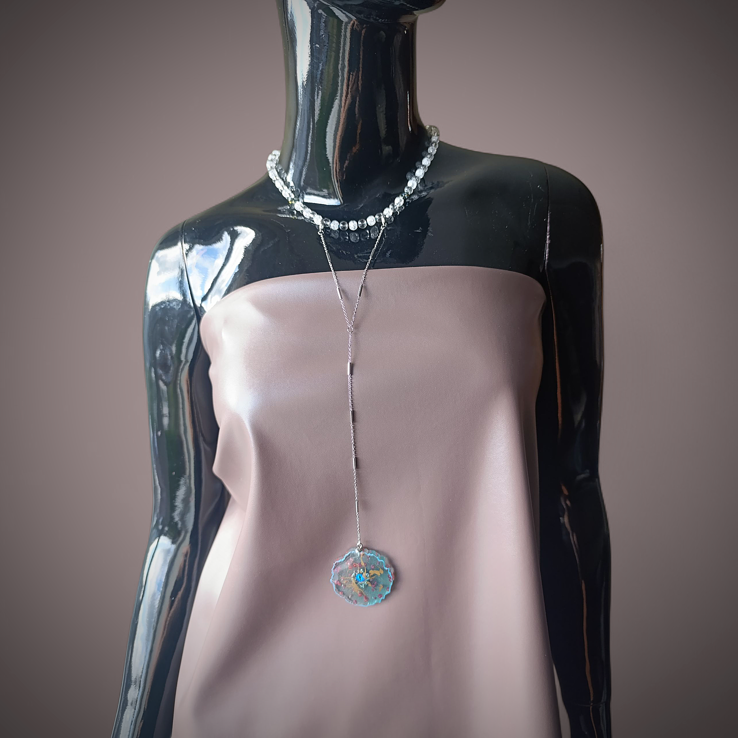 Rankų darbo kaklo papuošalas su akmeniniais karoliukais