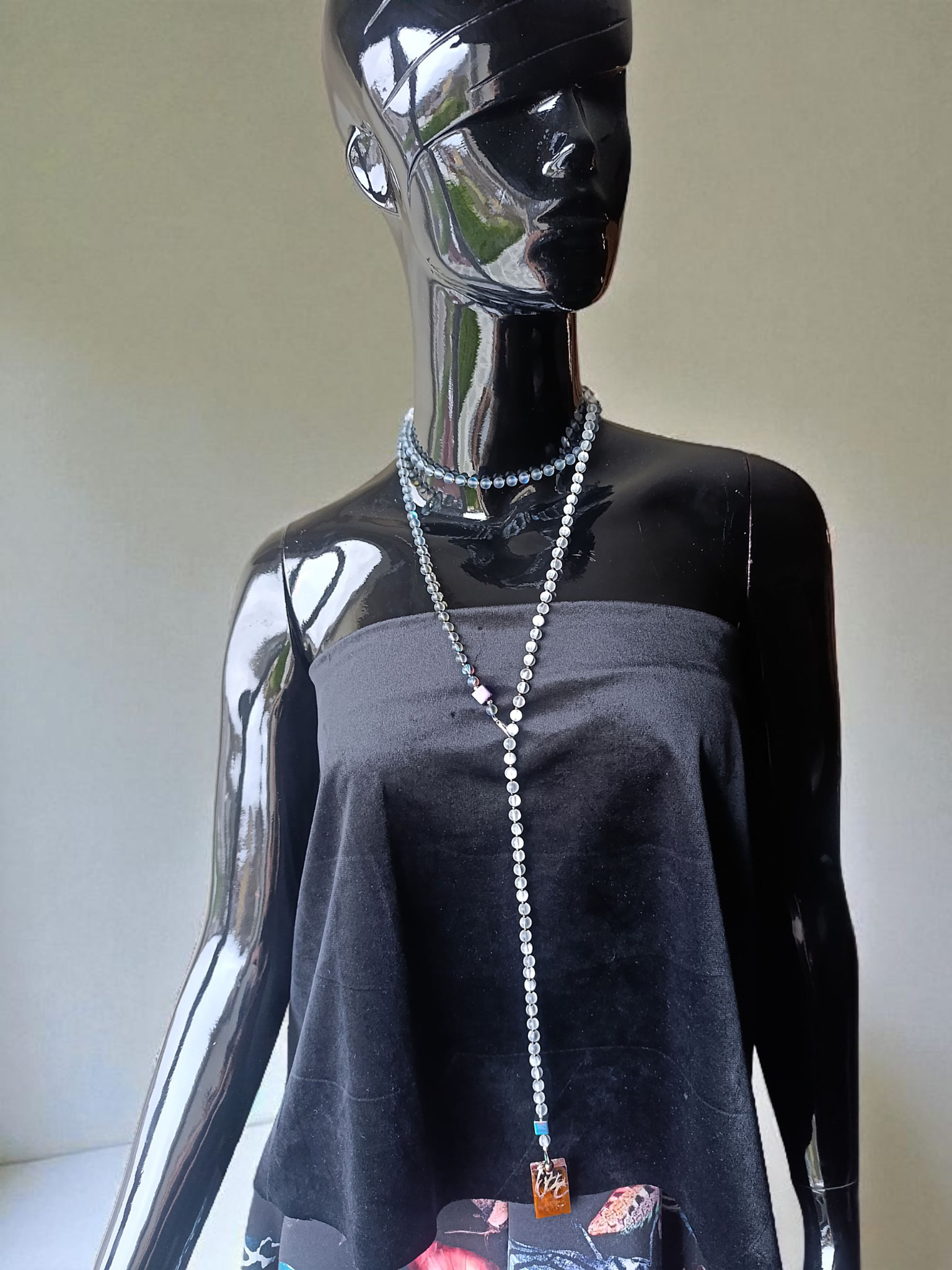 Rankų darbo kaklo papuošalas su pakabuku