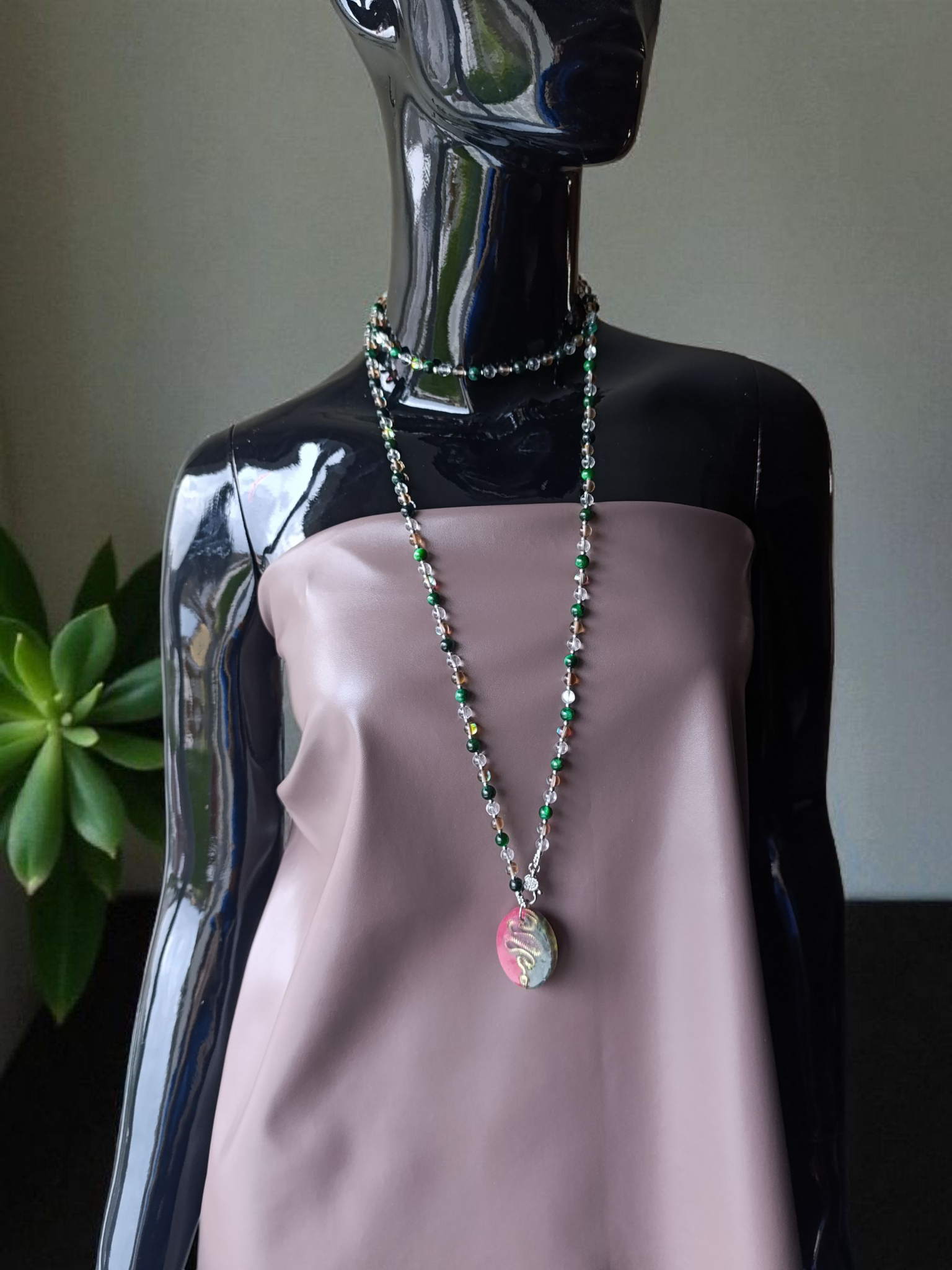 Rankų darbo papuošalas su gyvatėle