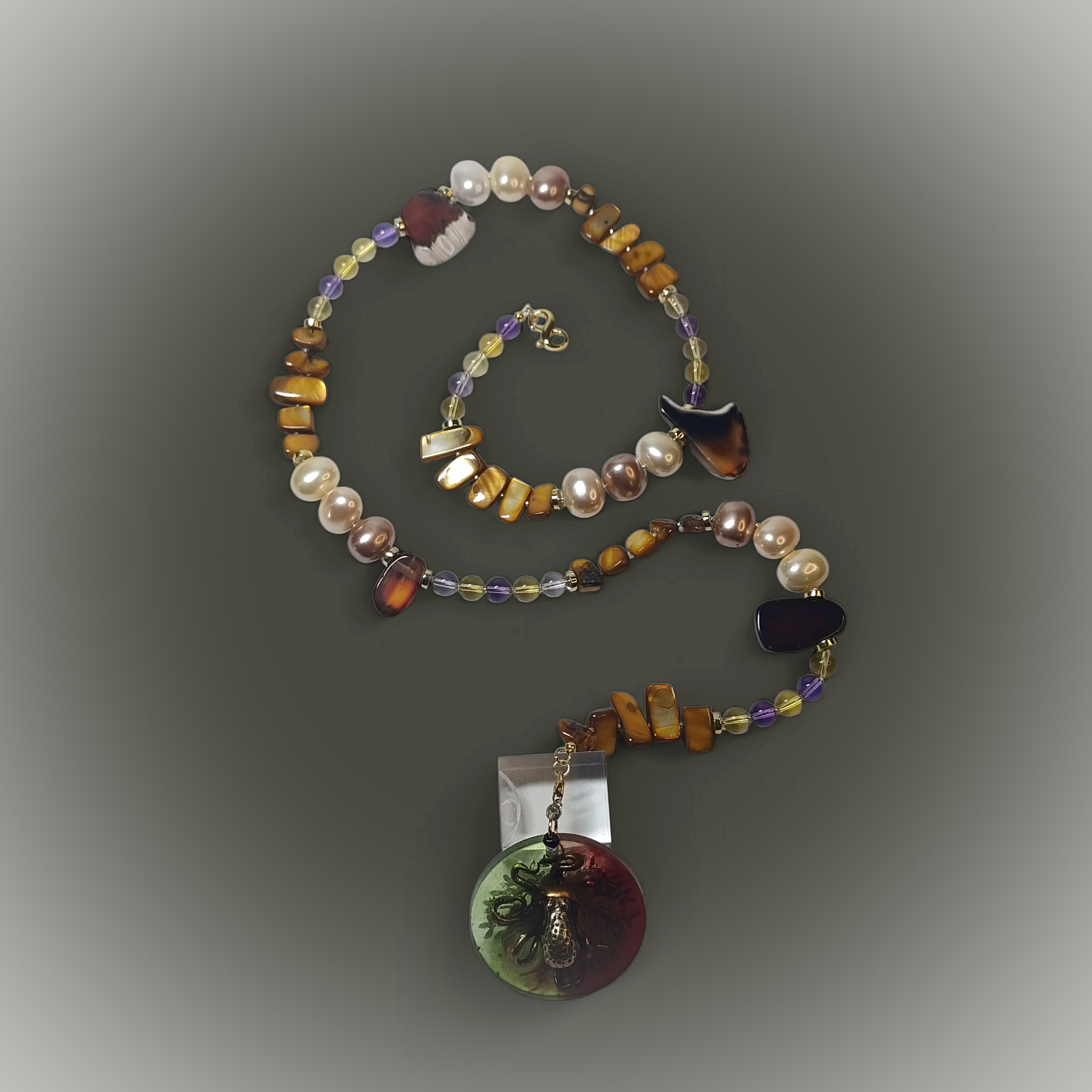 Rankų darbo karoliai su pakabuku