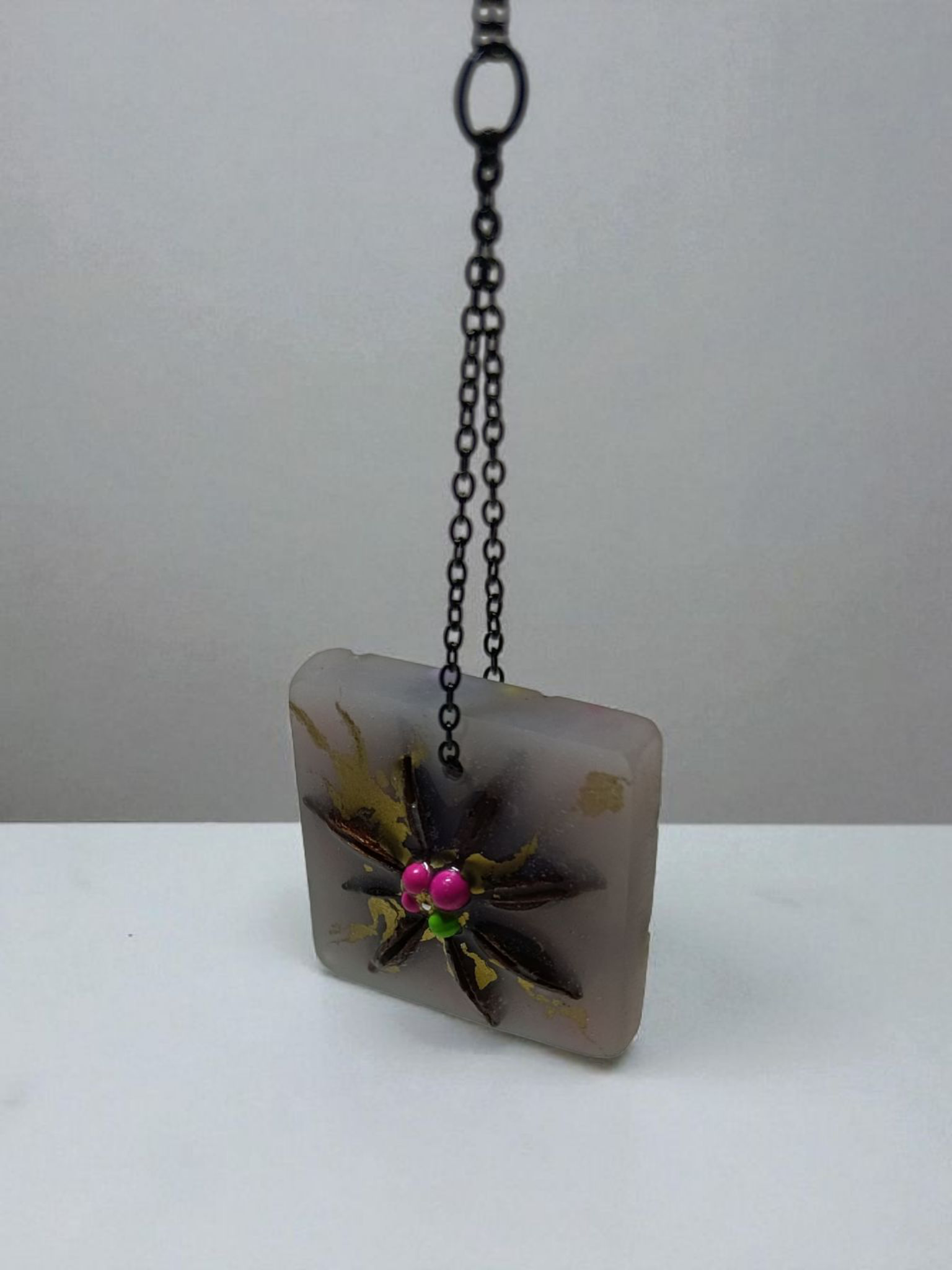 Rankų darbo pakabukas su grandinėle