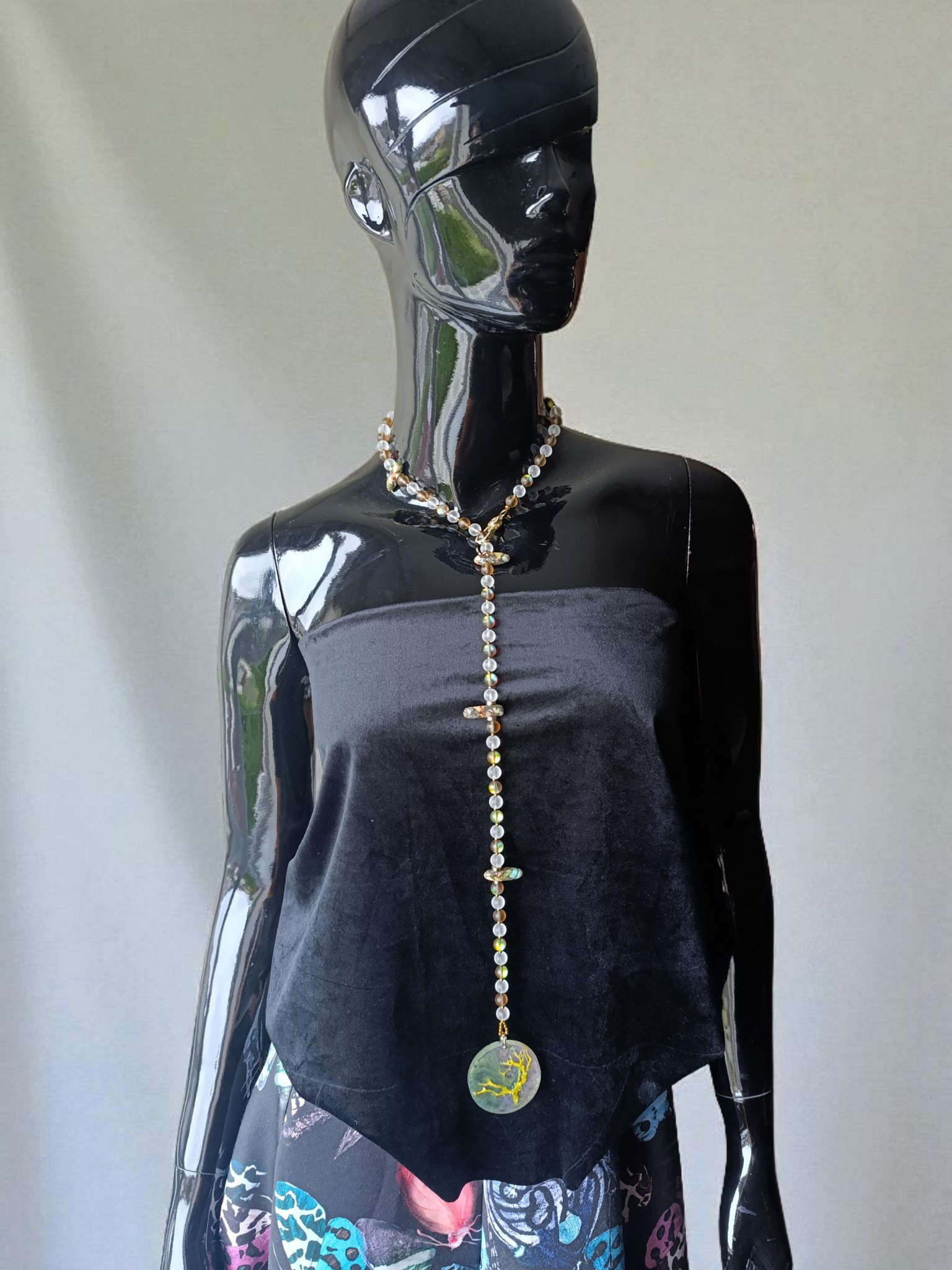 Ilgas akmenų vėrinys su dervos pakabučiu