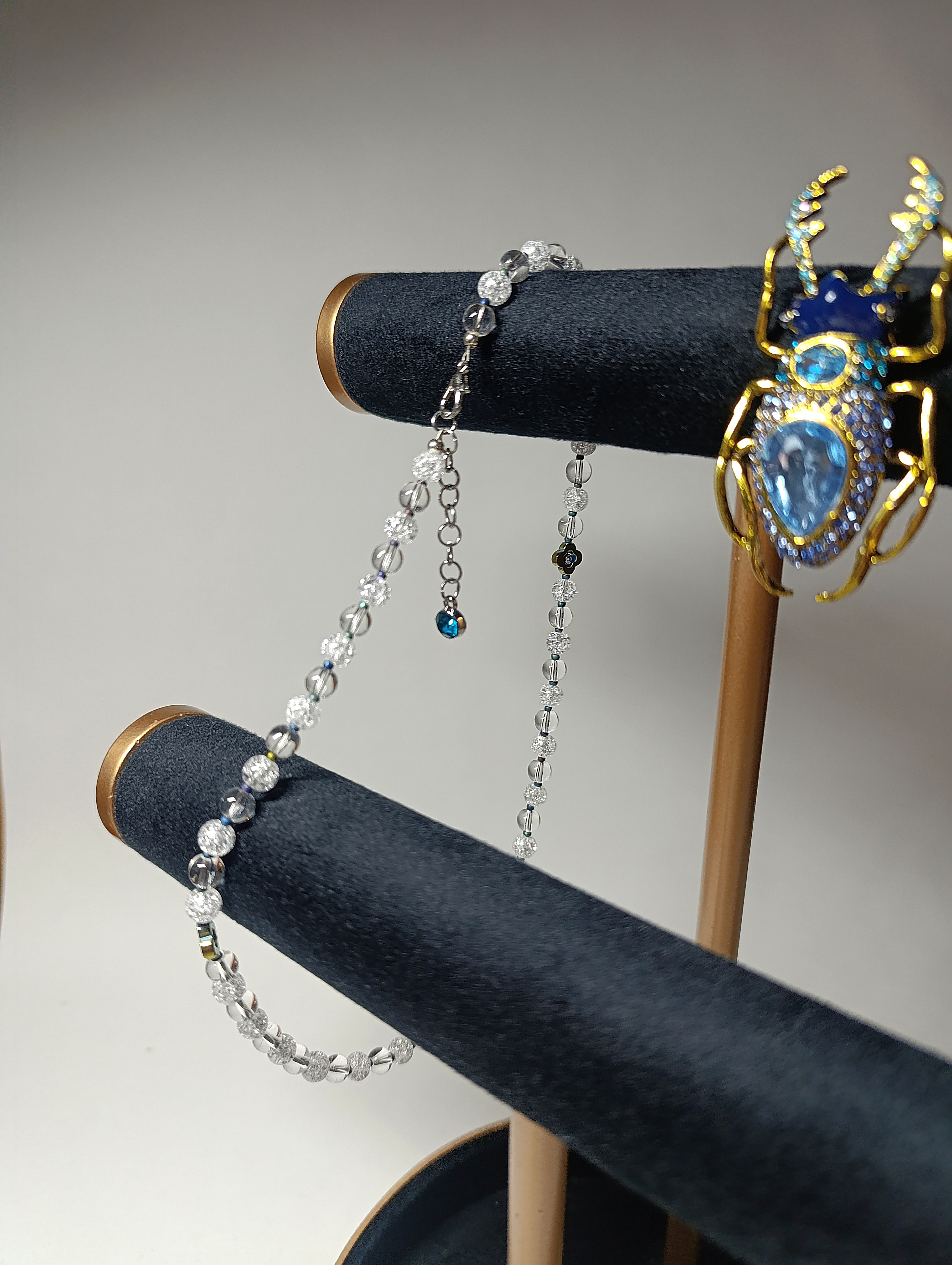 Rankų darbo kaklo papuošalas su akmeniniais karoliukais