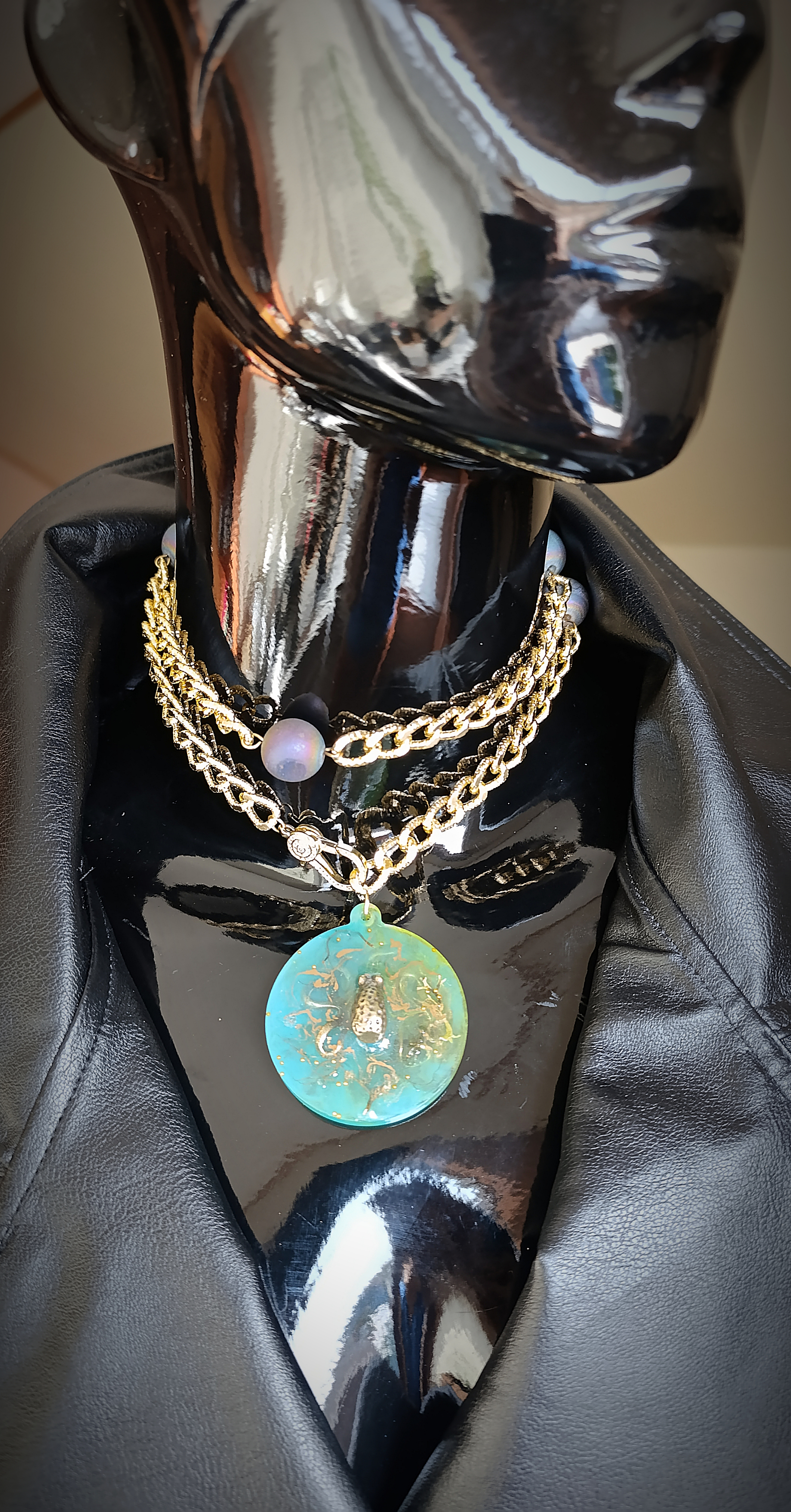 Modernus rankų darbo papuošalų rinkinys