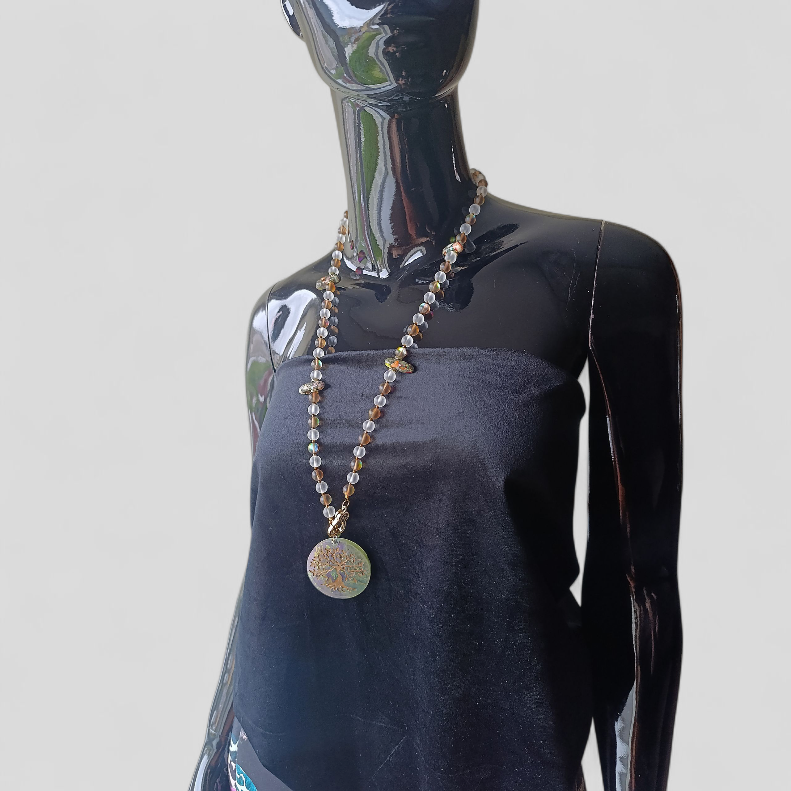 Ilgas akmenų vėrinys su dervos pakabučiu