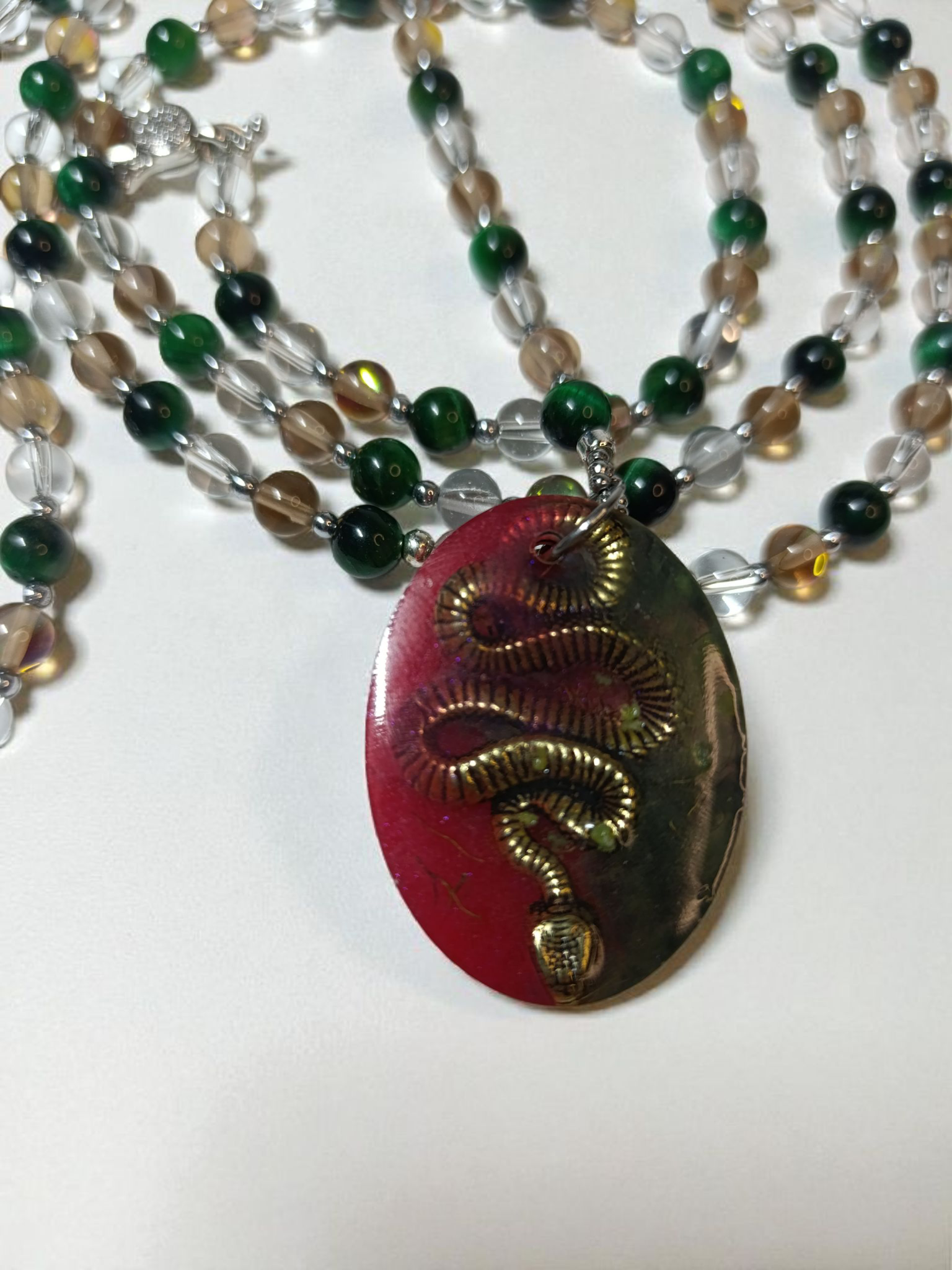 Rankų darbo papuošalas su gyvatėle