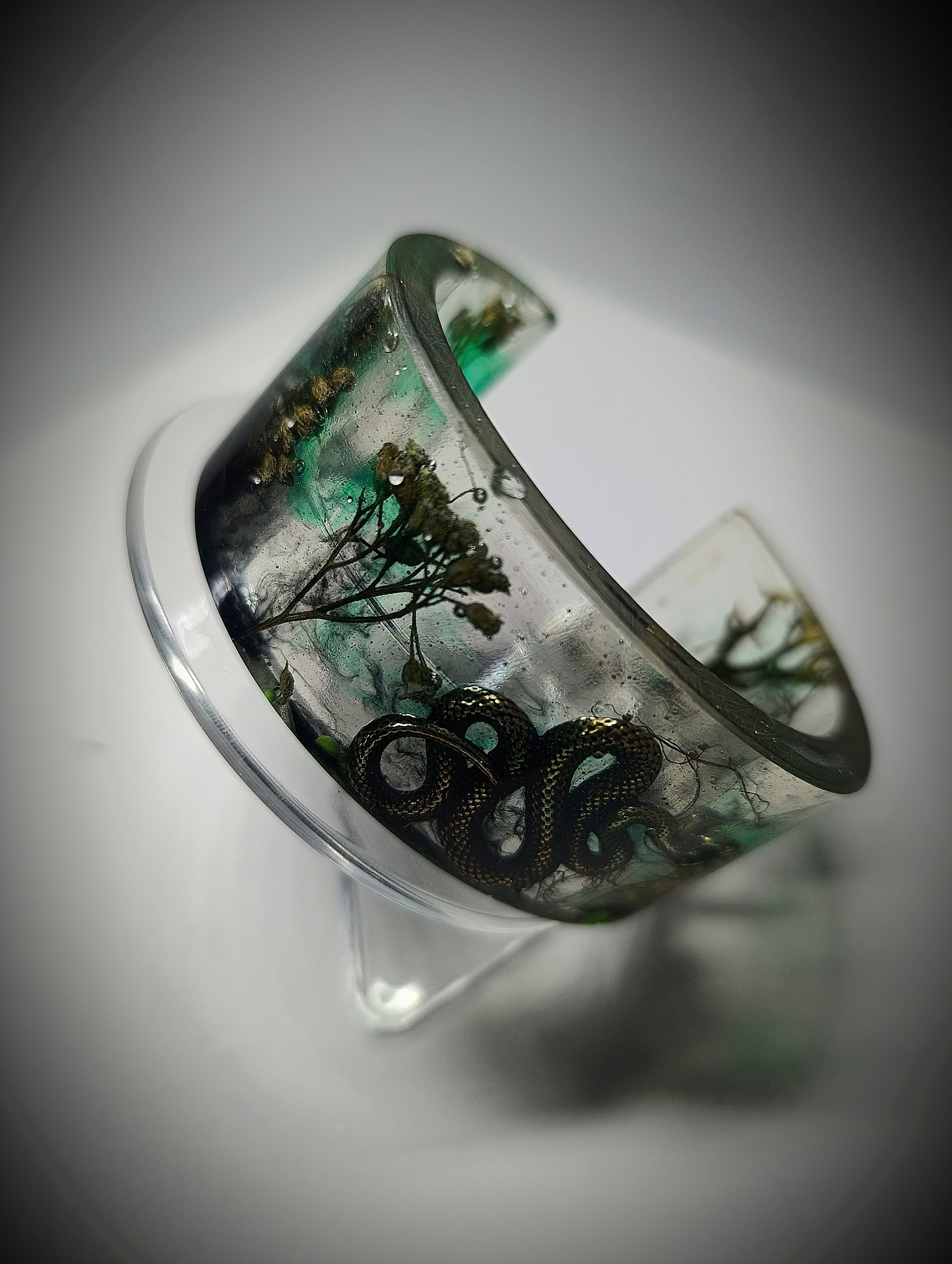 Epoksinė apyrankė su gyvatės motyvu