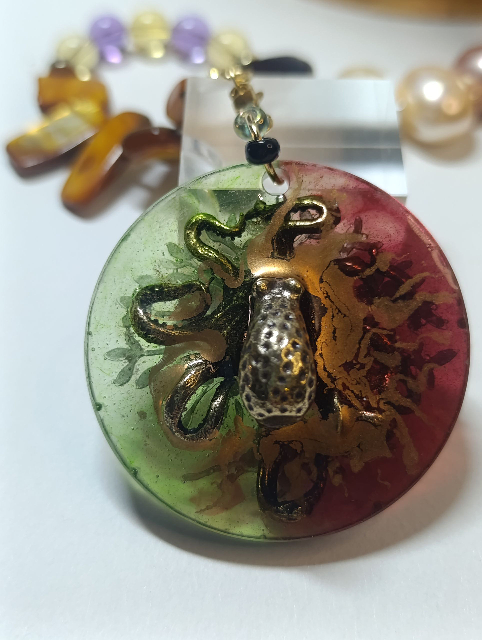 Rankų darbo karoliai su pakabuku