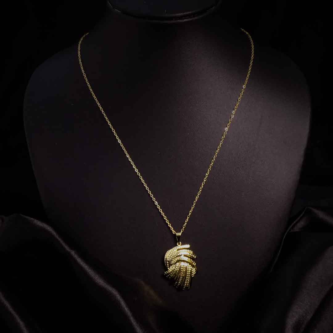Elegant Gold Pendant Necklace