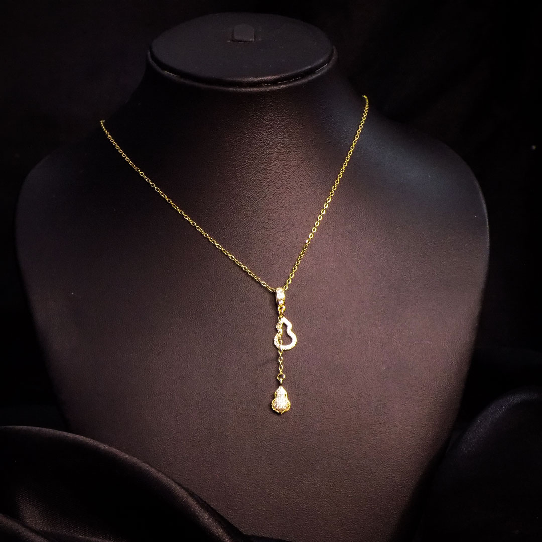 Elegant Gold Pendant Necklace