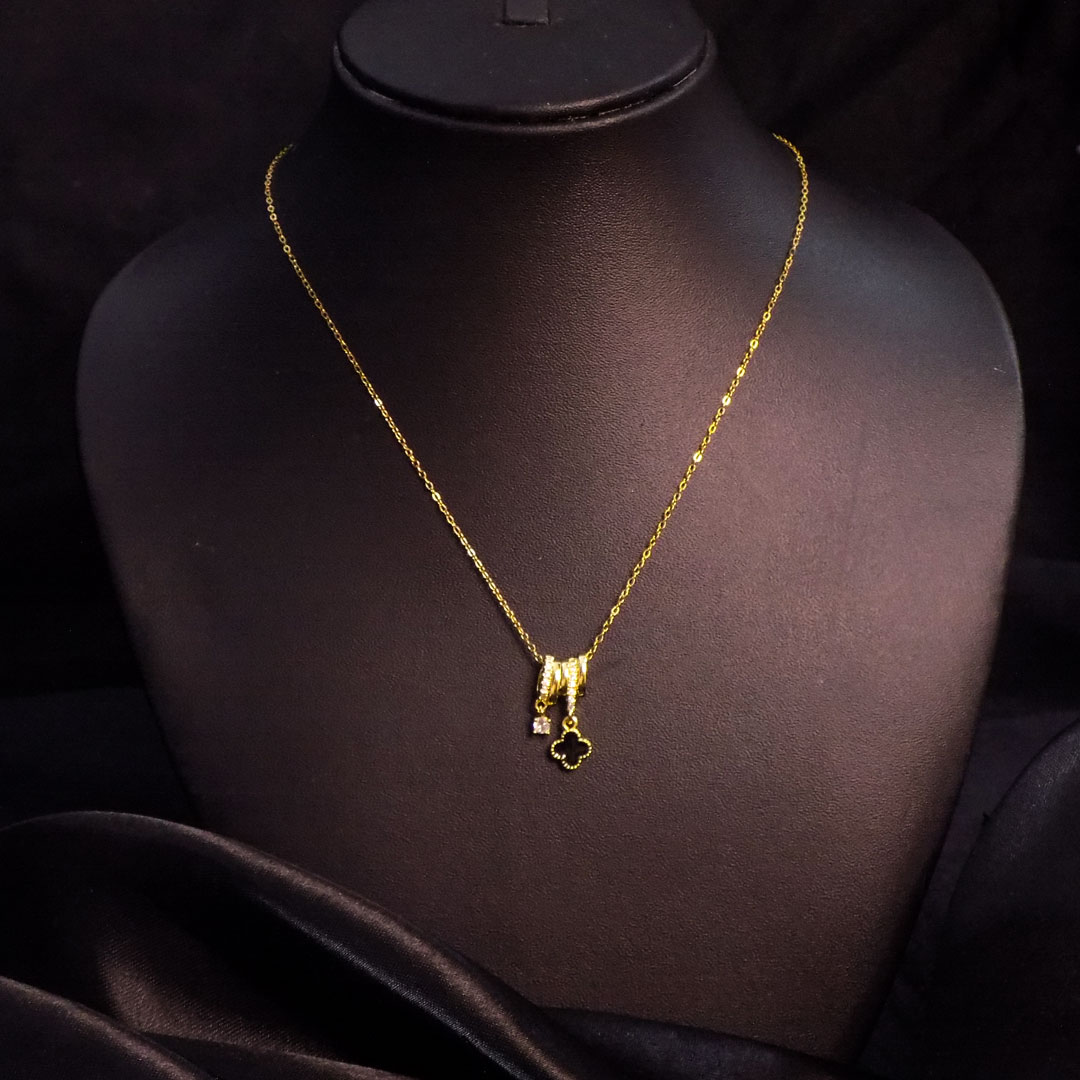 Elegant Gold Pendant Necklace