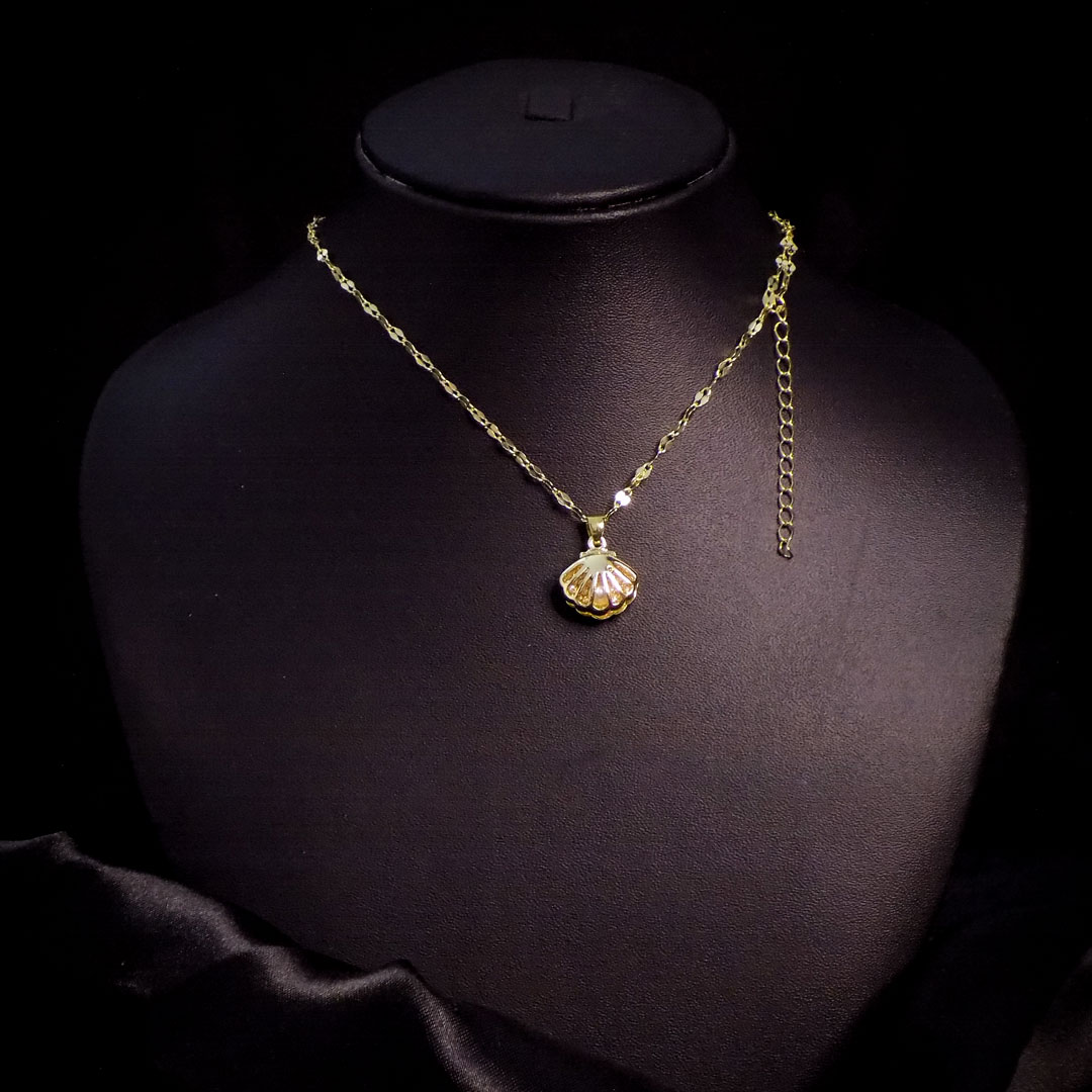 Gold Pearl Pendant Necklace