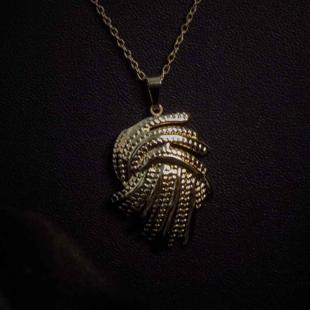 Elegant Gold Pendant Necklace