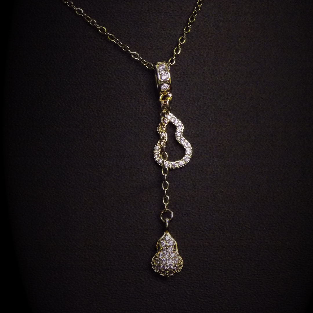 Elegant Gold Pendant Necklace