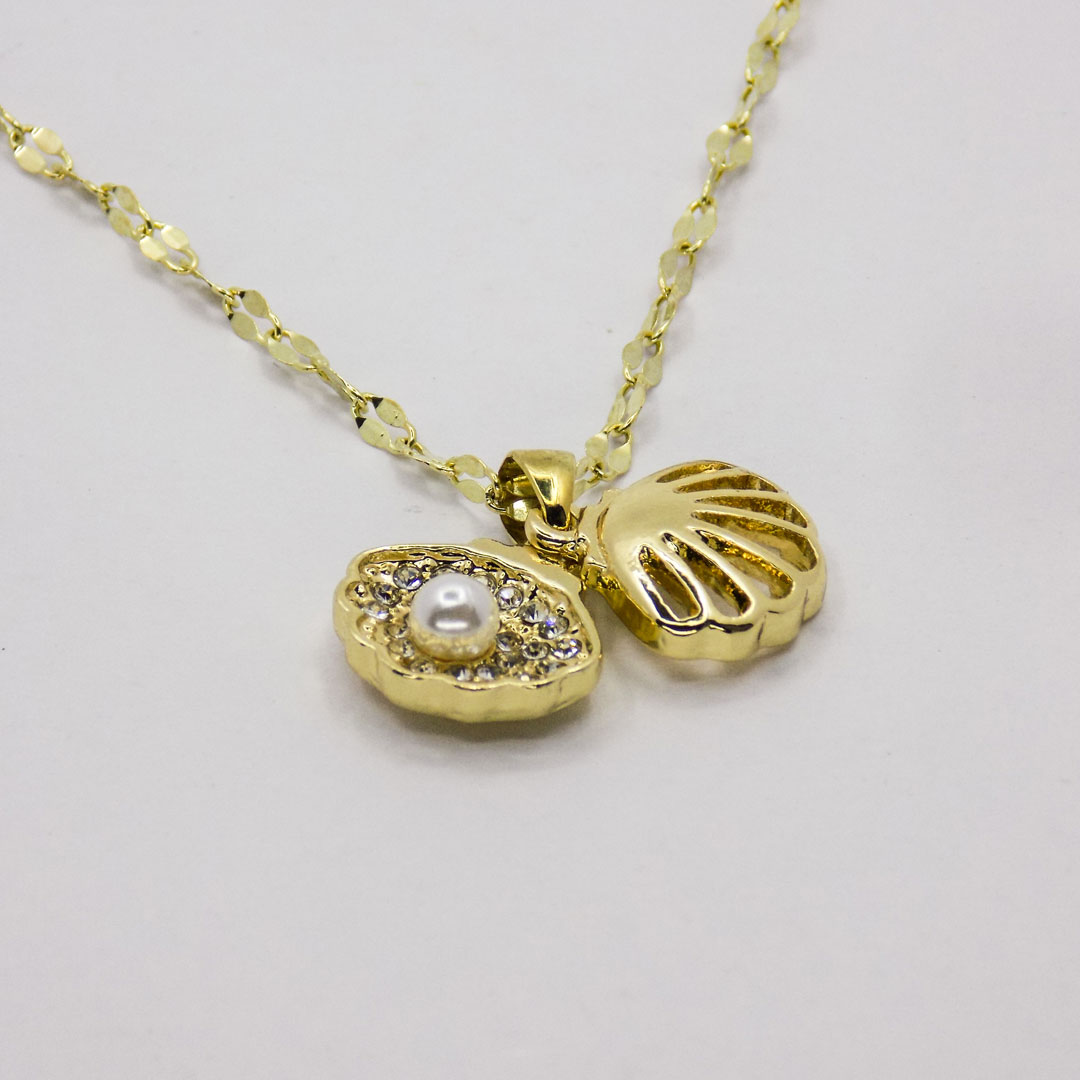 Gold Pearl Pendant Necklace
