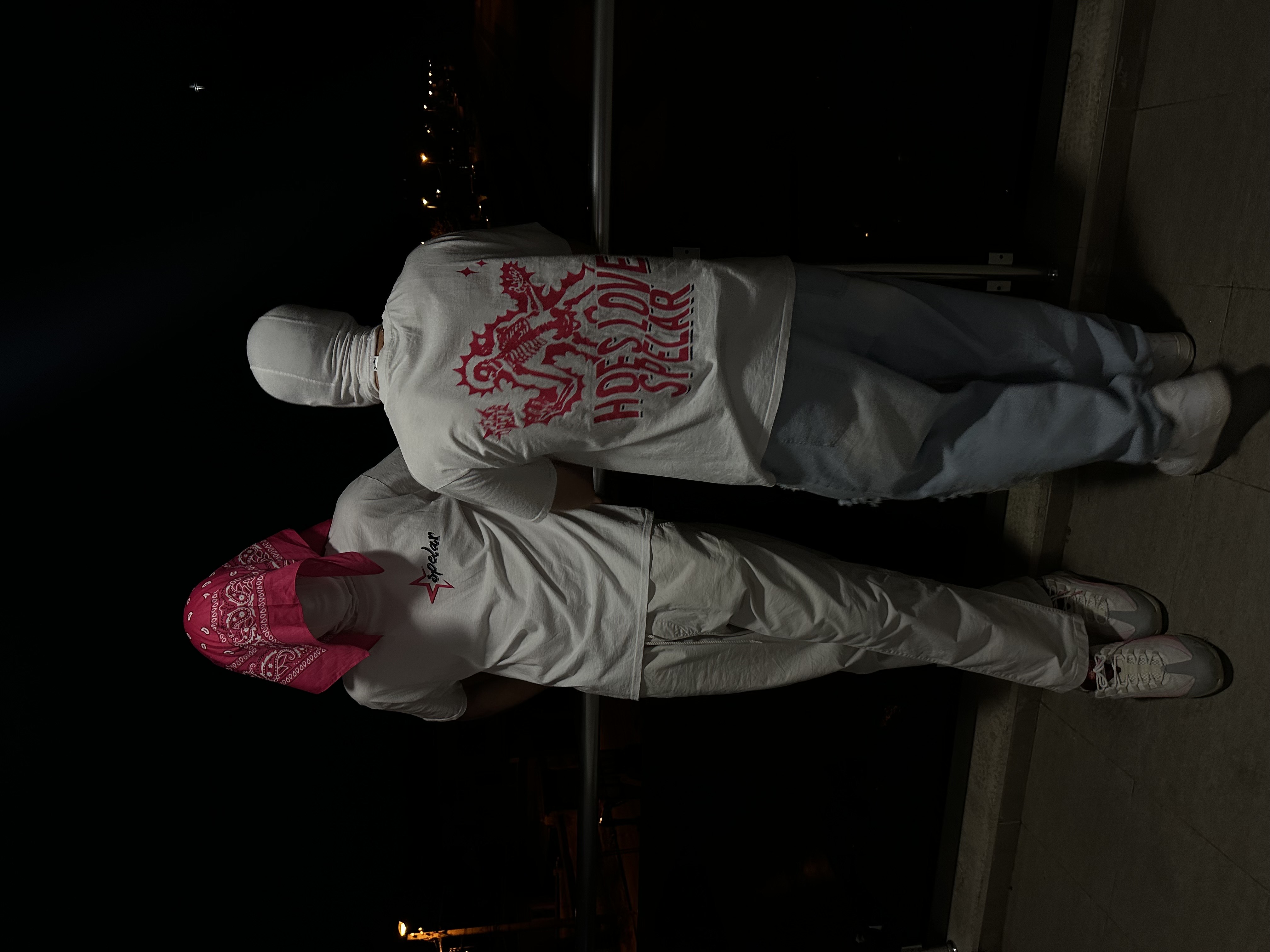 HOES LOVE SPELAR TEE