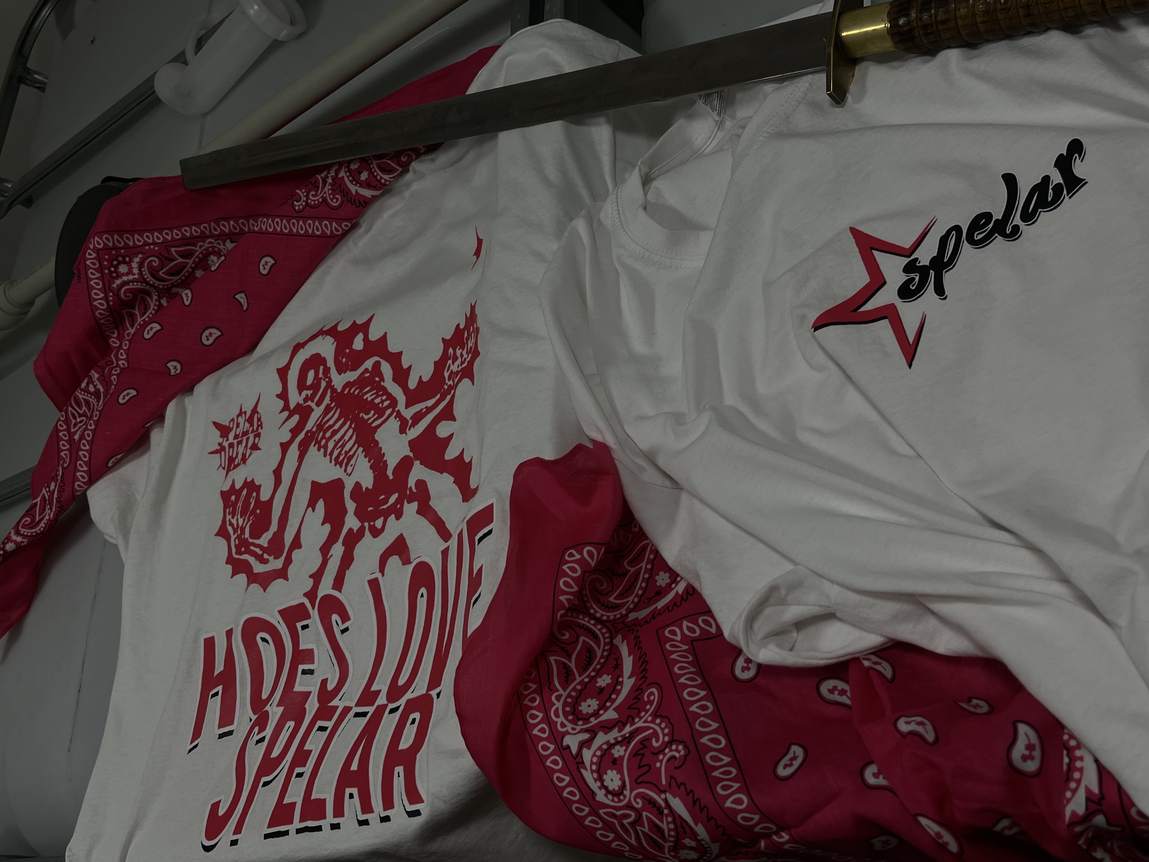 HOES LOVE SPELAR TEE