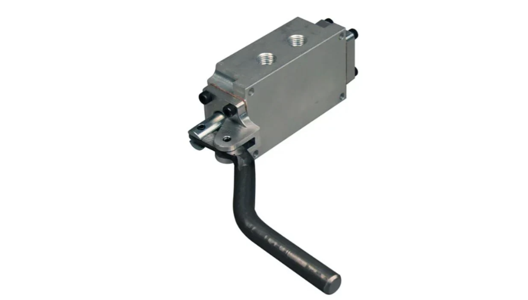 Válvula de control AAA-81881 (centro de resorte) (8185581)