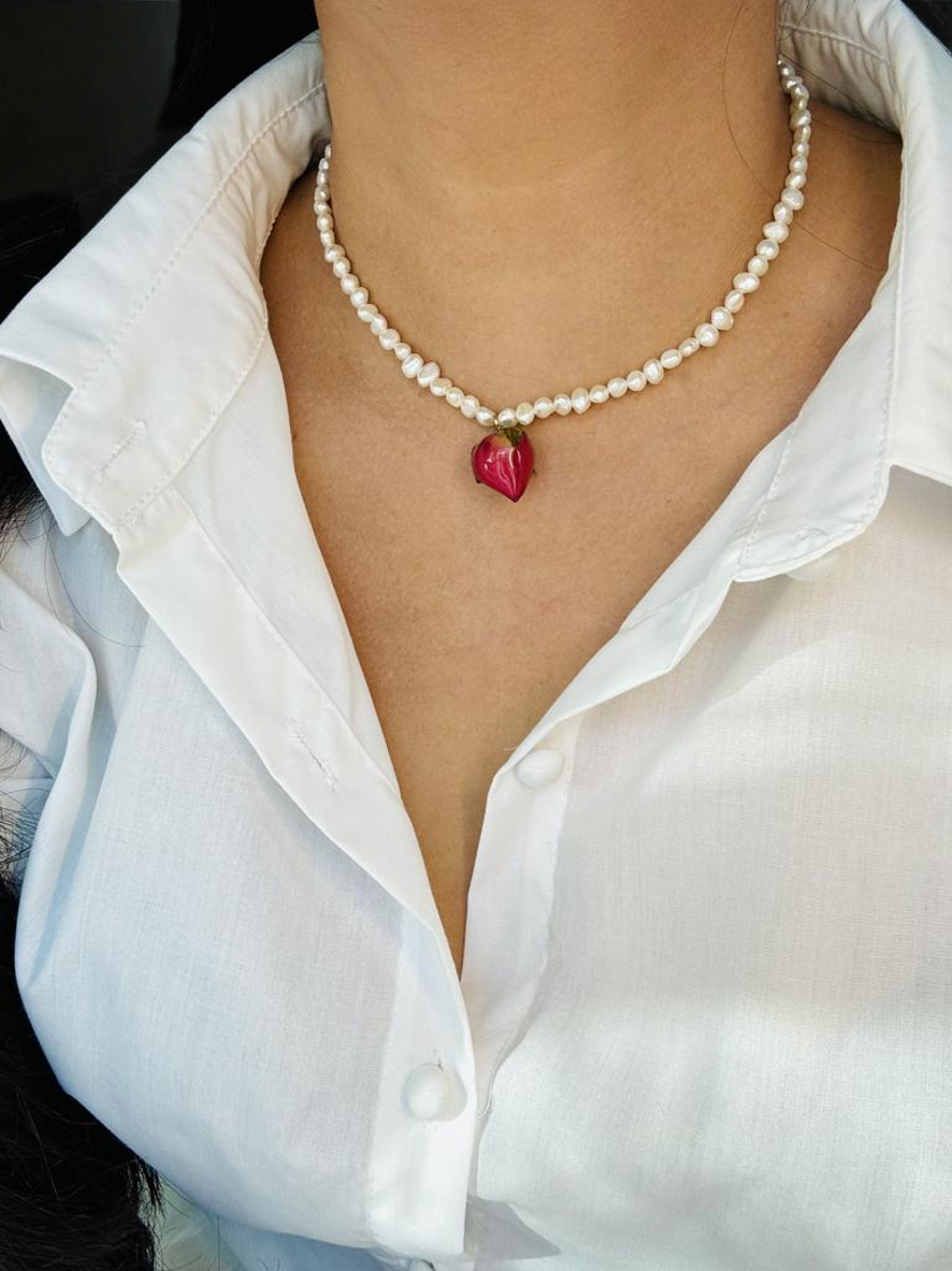 Pearl necklace with rose pendant