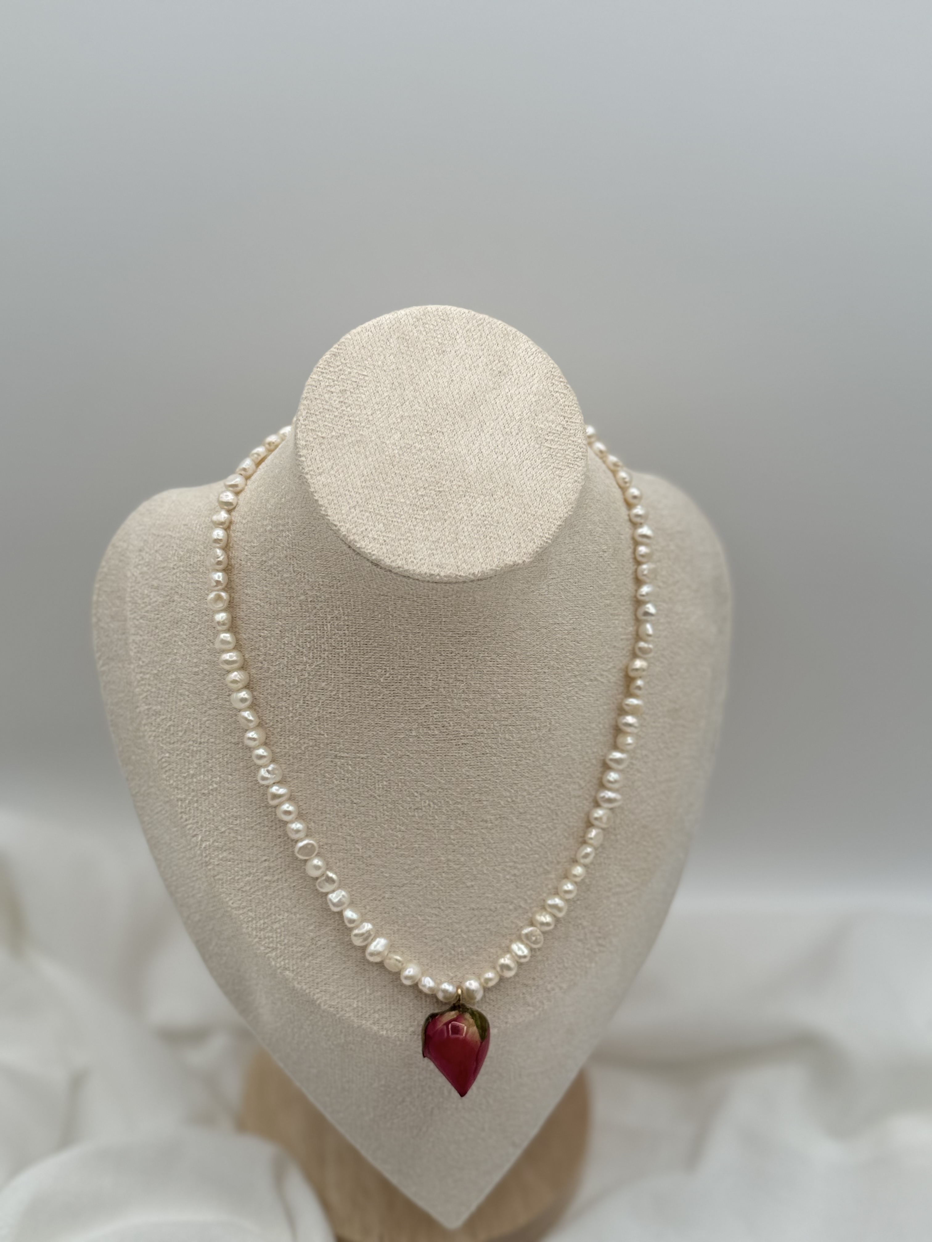 Pearl necklace with rose pendant